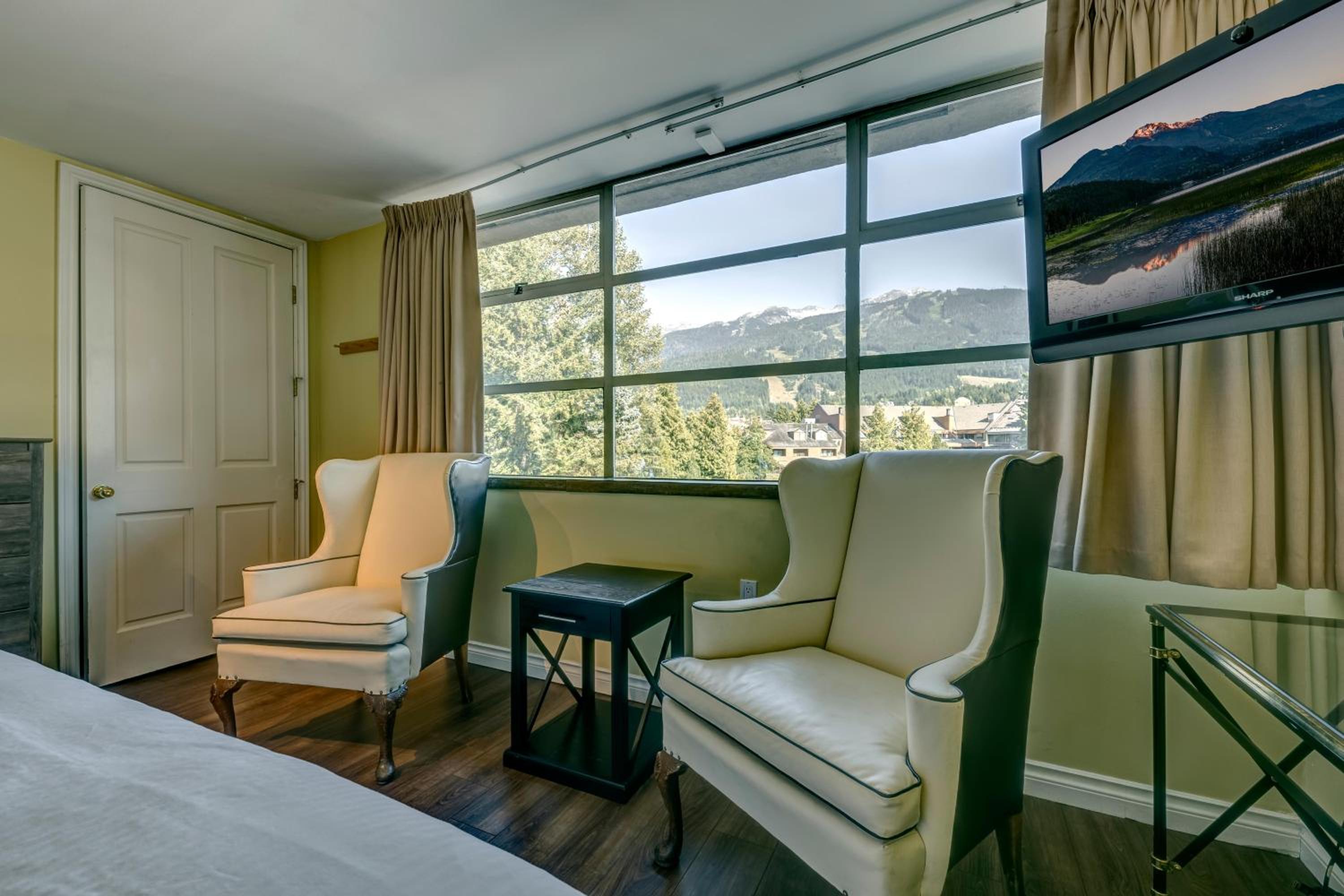 The Royal Suite - Village Penthouse, Private Hot Tub w Mountain Views, Sauna, Gas Fireplace
