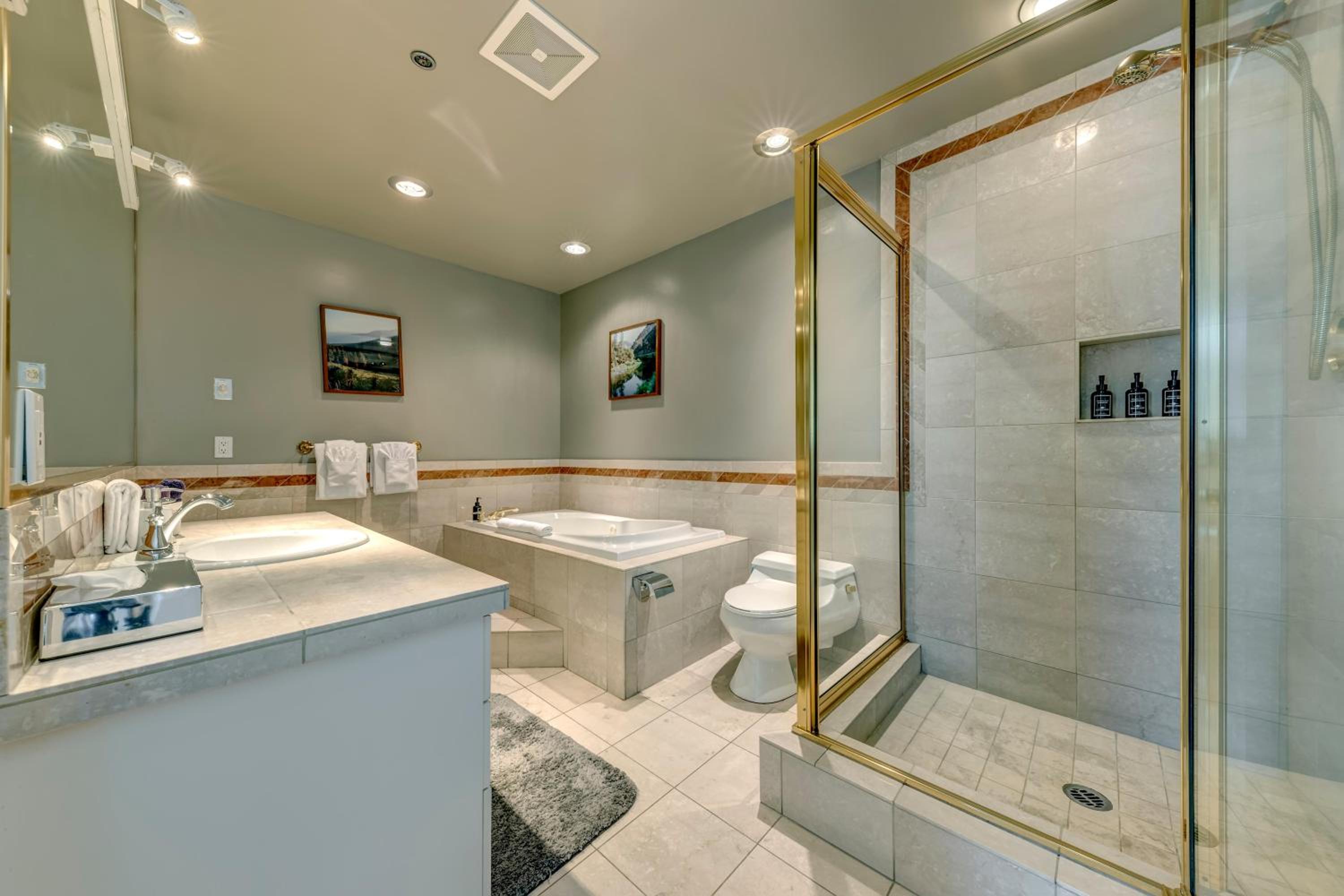 The Royal Suite - Village Penthouse, Private Hot Tub w Mountain Views, Sauna, Gas Fireplace