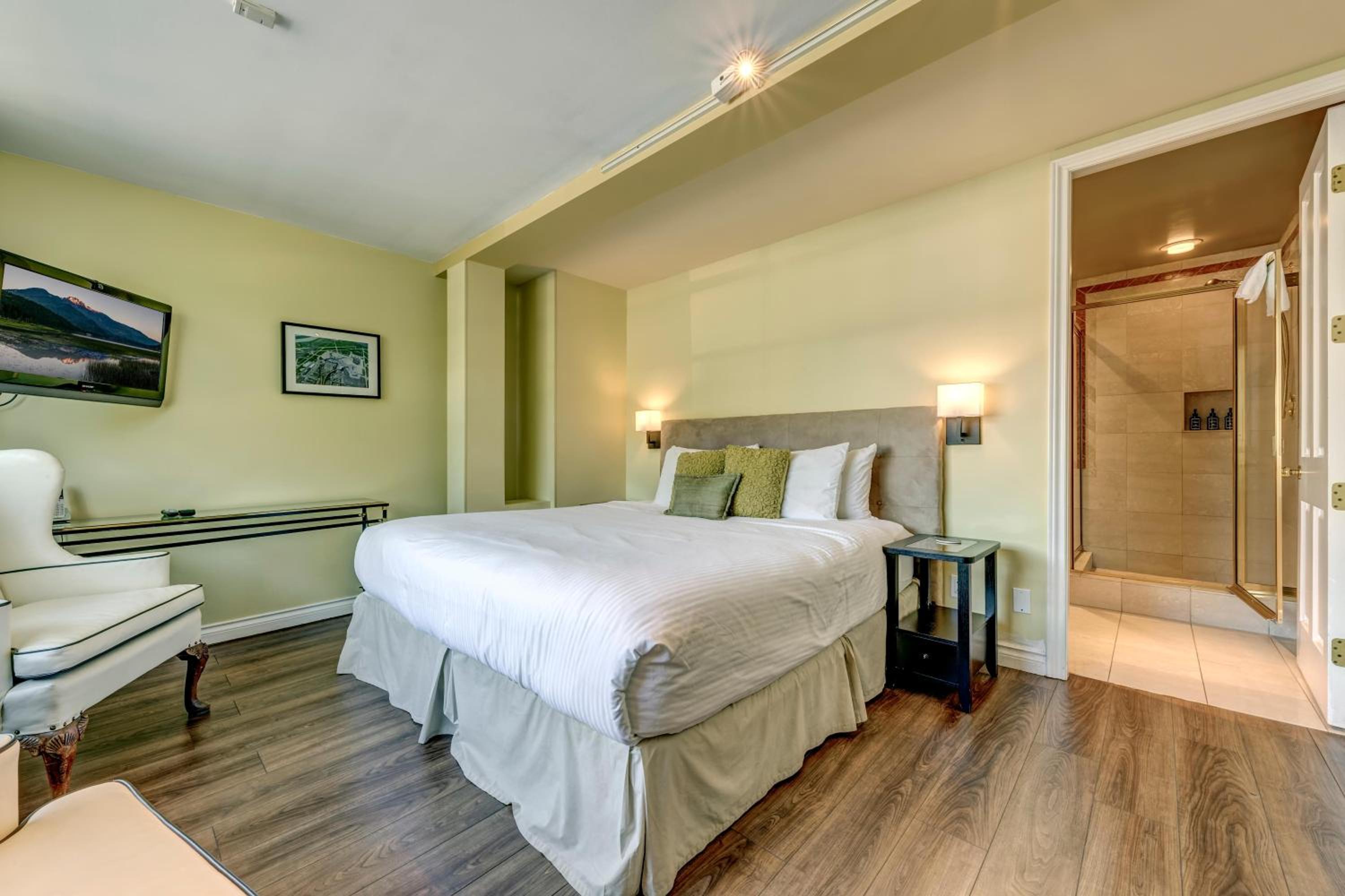 The Royal Suite - Village Penthouse, Private Hot Tub w Mountain Views, Sauna, Gas Fireplace