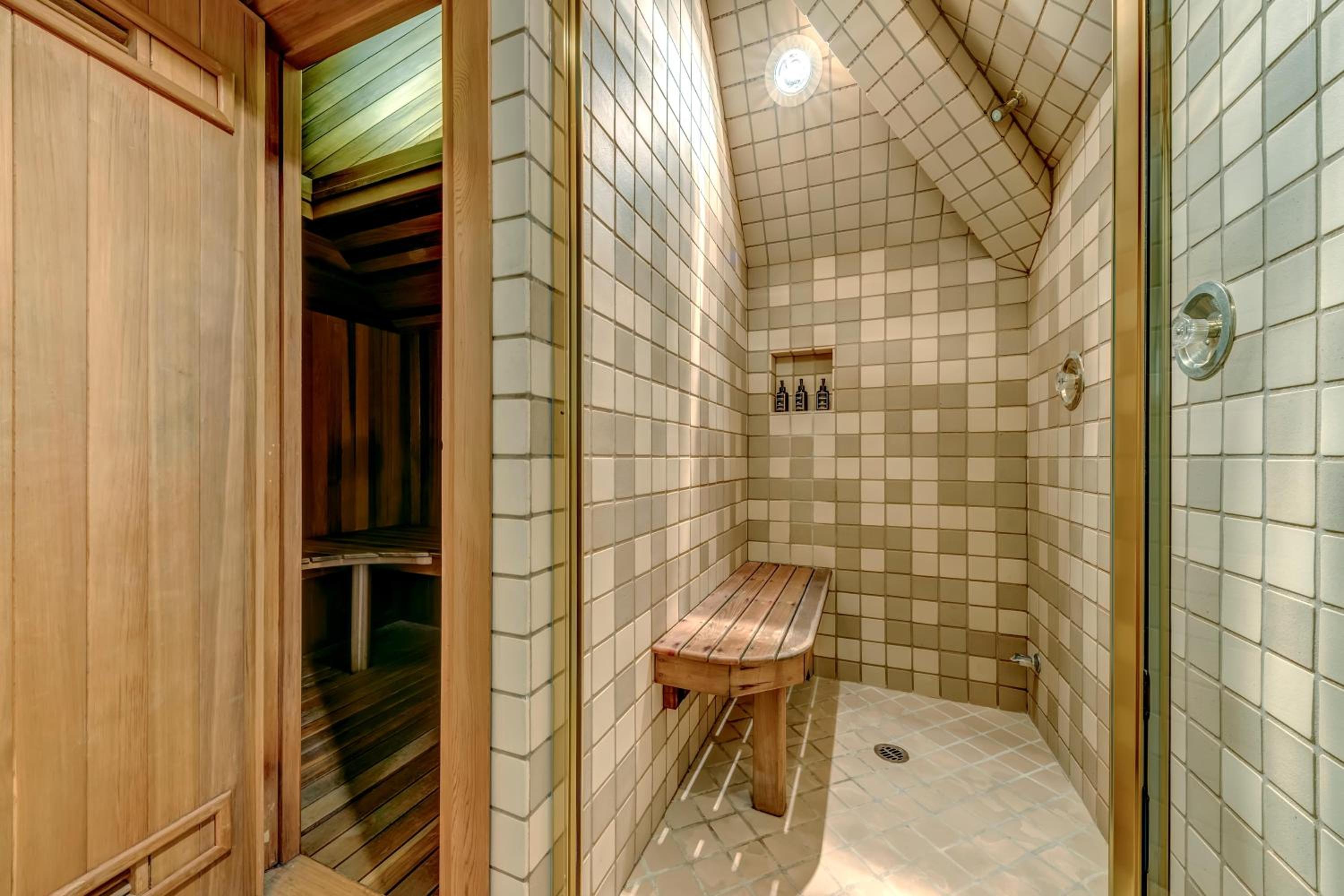 The Royal Suite - Village Penthouse, Private Hot Tub w Mountain Views, Sauna, Gas Fireplace