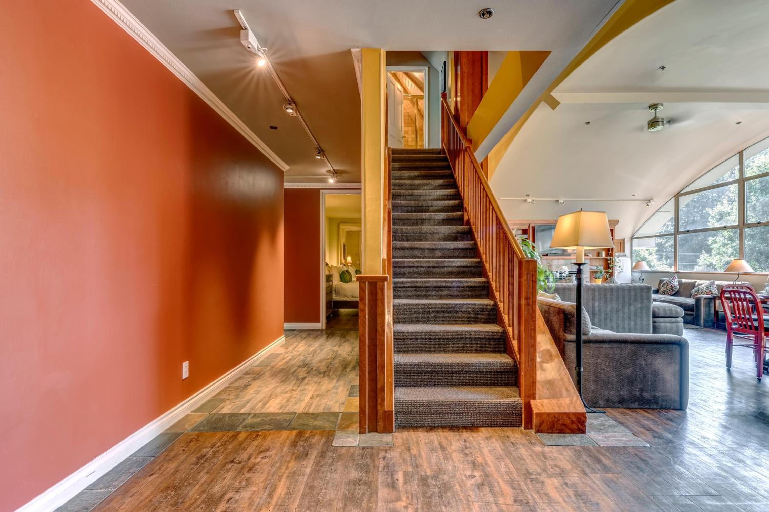 The Royal Suite - Village Penthouse, Private Hot Tub w Mountain Views, Sauna, Gas Fireplace