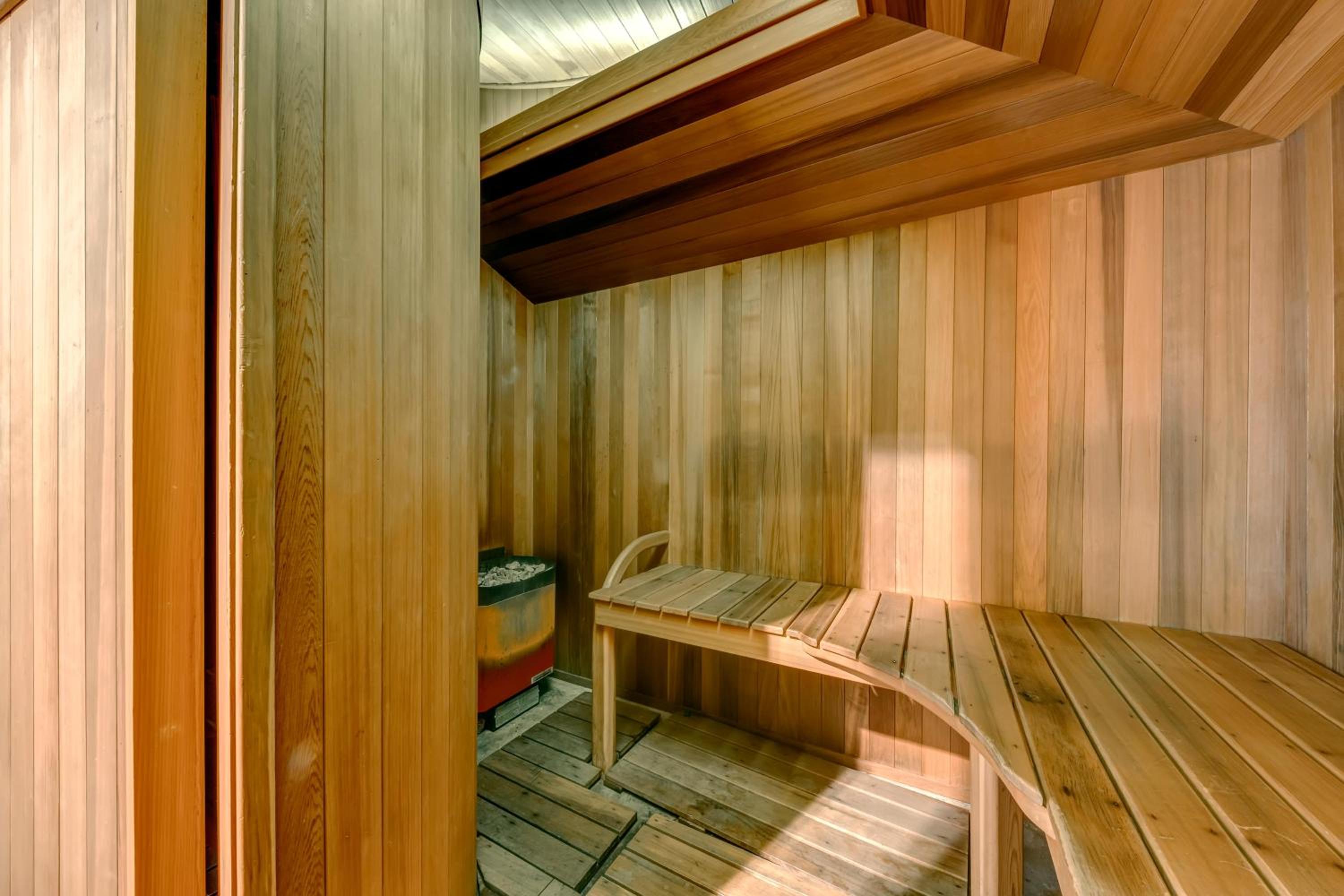 The Royal Suite - Village Penthouse, Private Hot Tub w Mountain Views, Sauna, Gas Fireplace