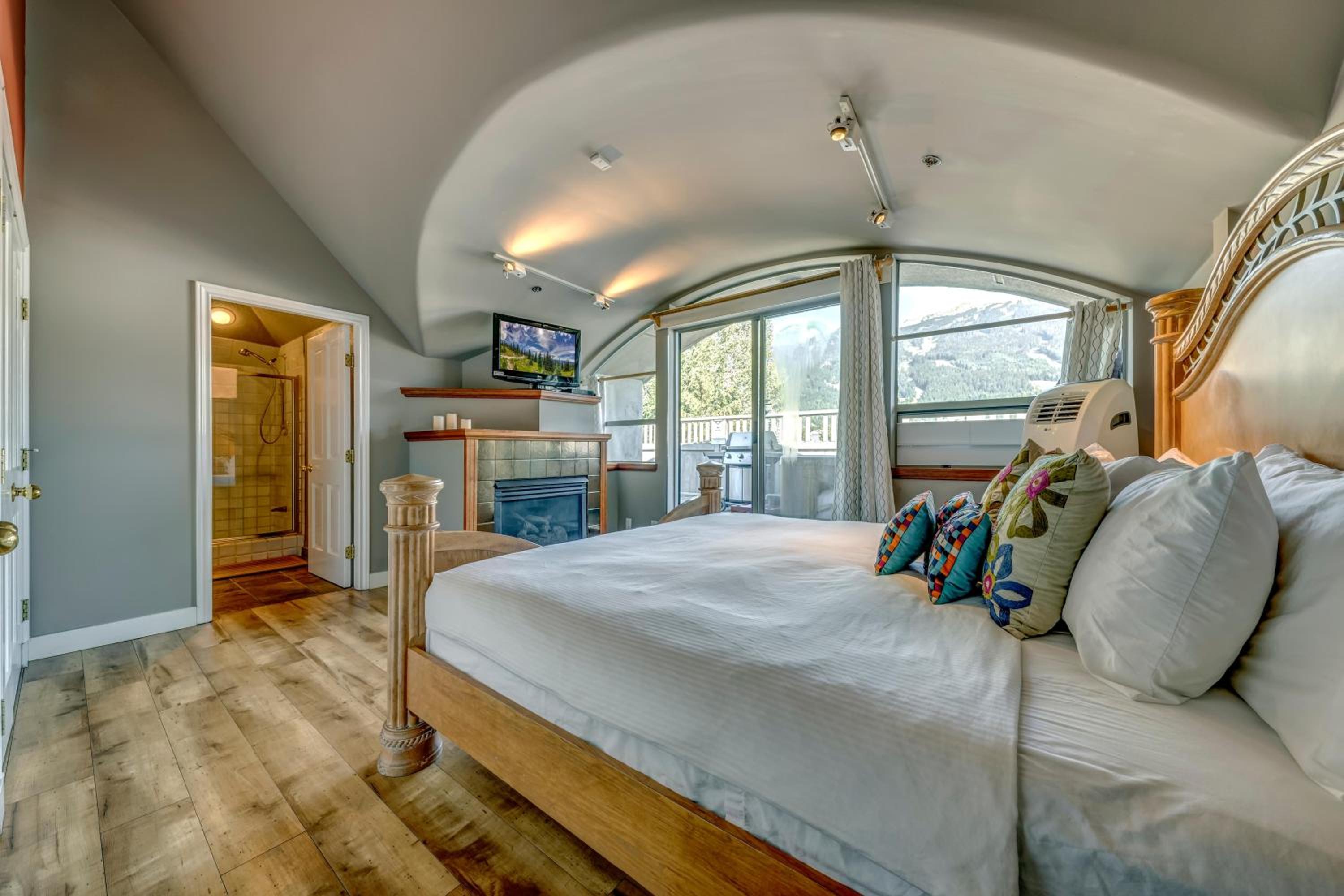 The Royal Suite - Village Penthouse, Private Hot Tub w Mountain Views, Sauna, Gas Fireplace