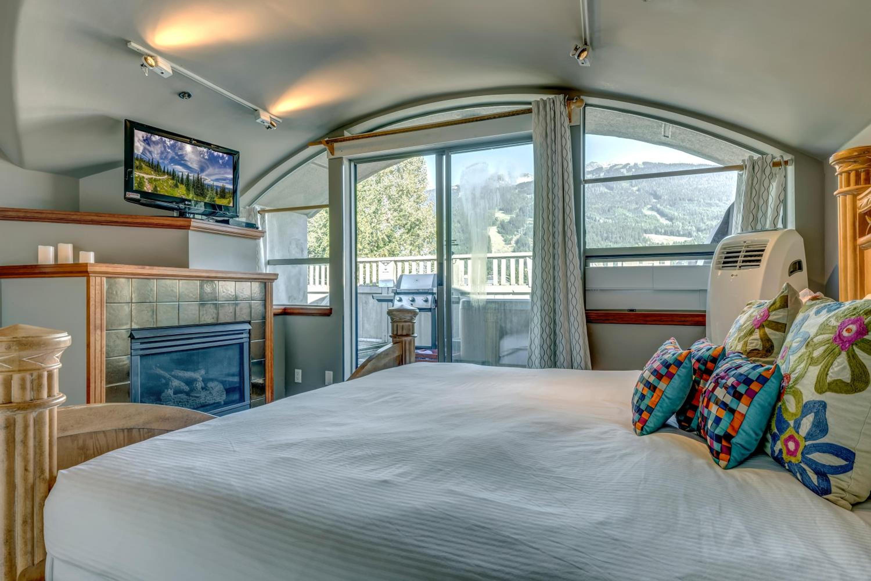 The Royal Suite - Village Penthouse, Private Hot Tub w Mountain Views, Sauna, Gas Fireplace
