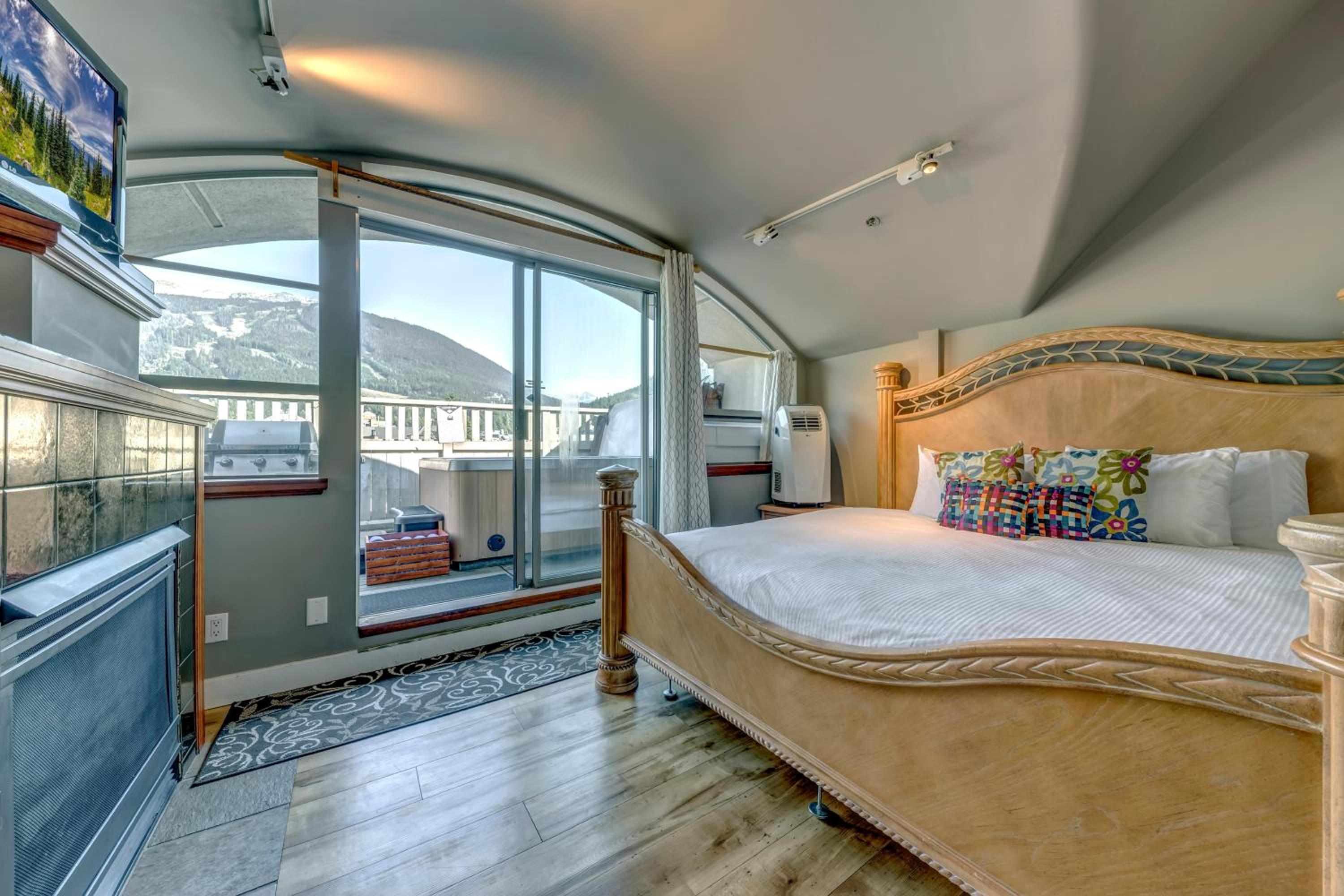 The Royal Suite - Village Penthouse, Private Hot Tub w Mountain Views, Sauna, Gas Fireplace