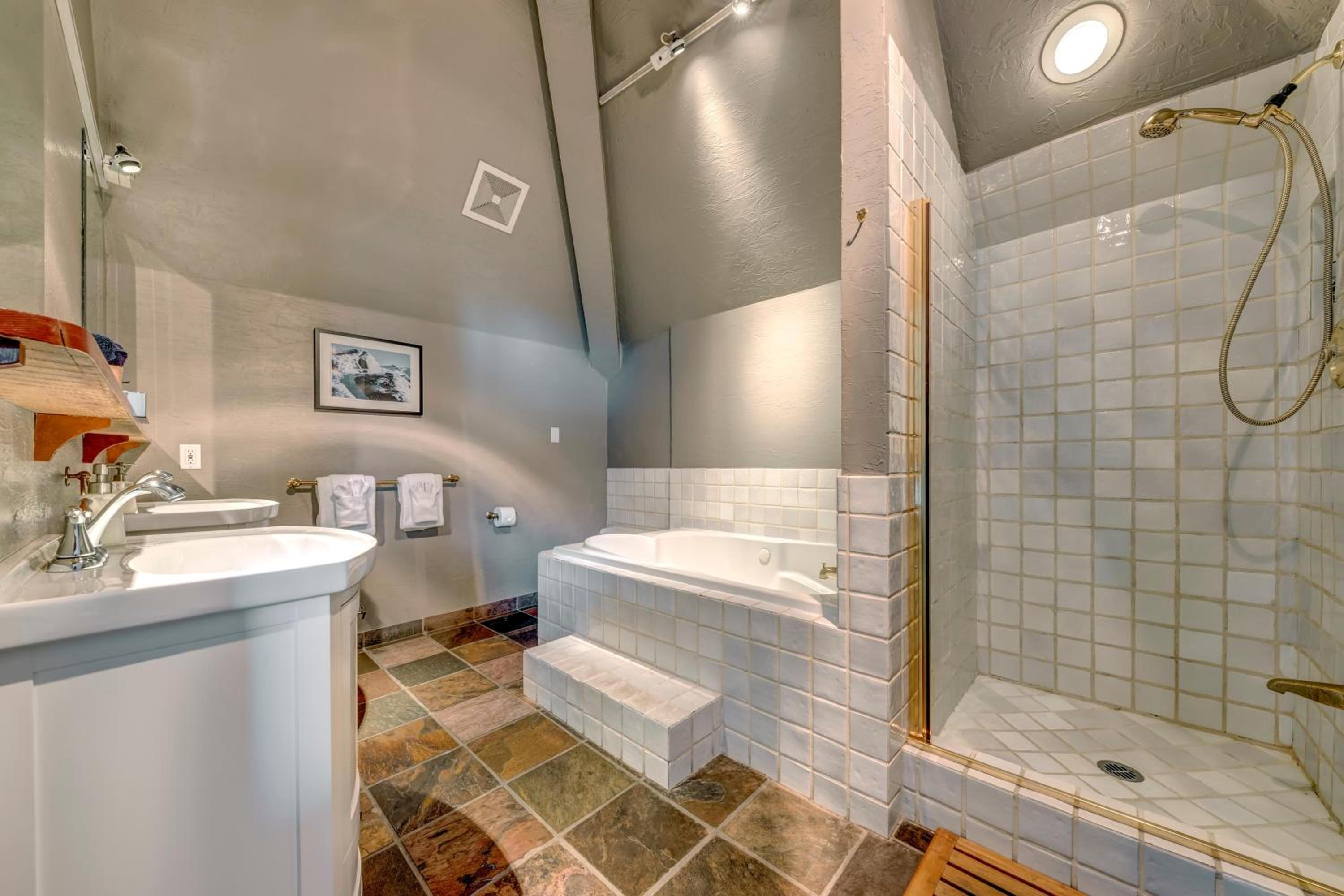 The Royal Suite - Village Penthouse, Private Hot Tub w Mountain Views, Sauna, Gas Fireplace