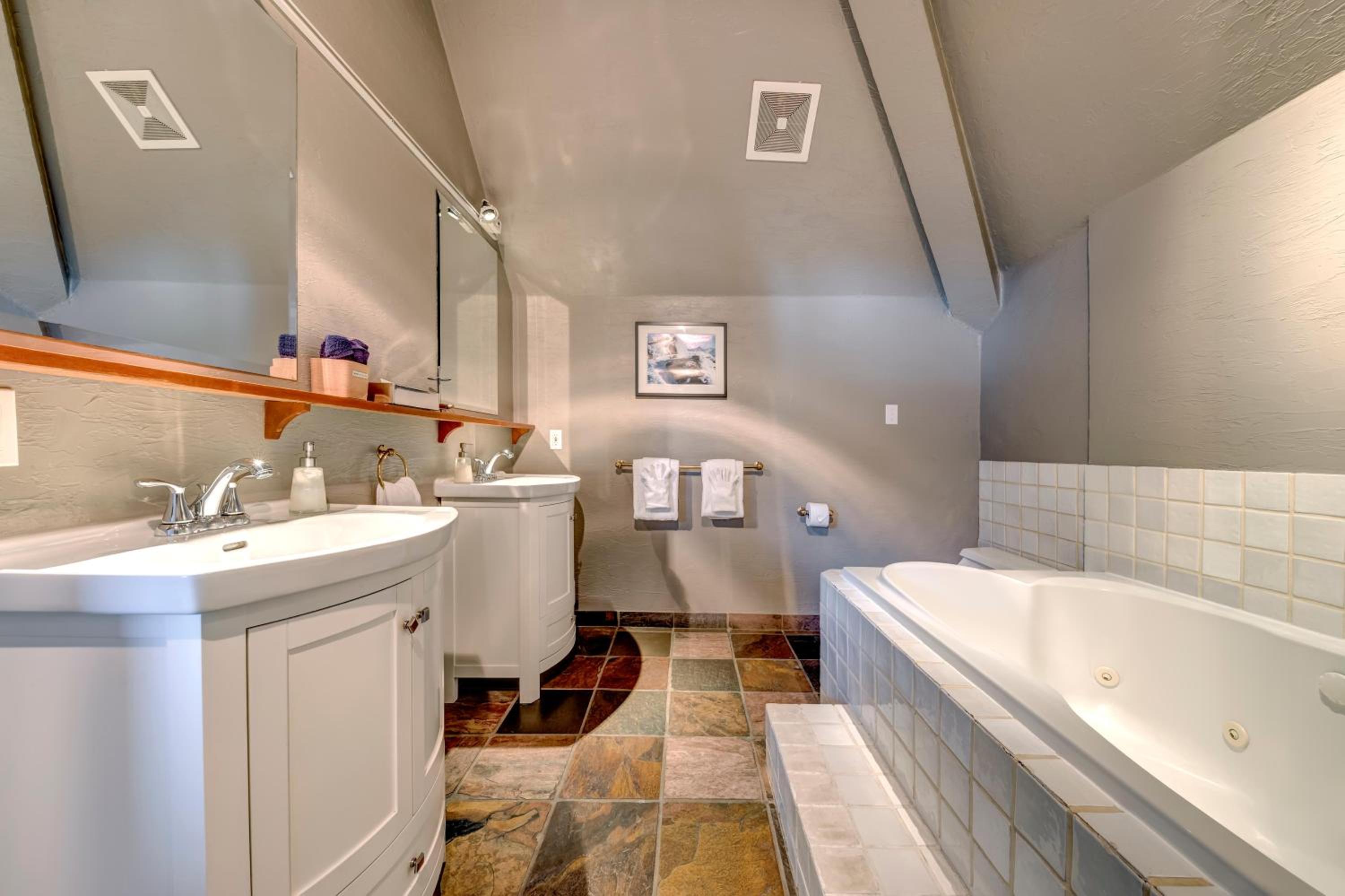 The Royal Suite - Village Penthouse, Private Hot Tub w Mountain Views, Sauna, Gas Fireplace