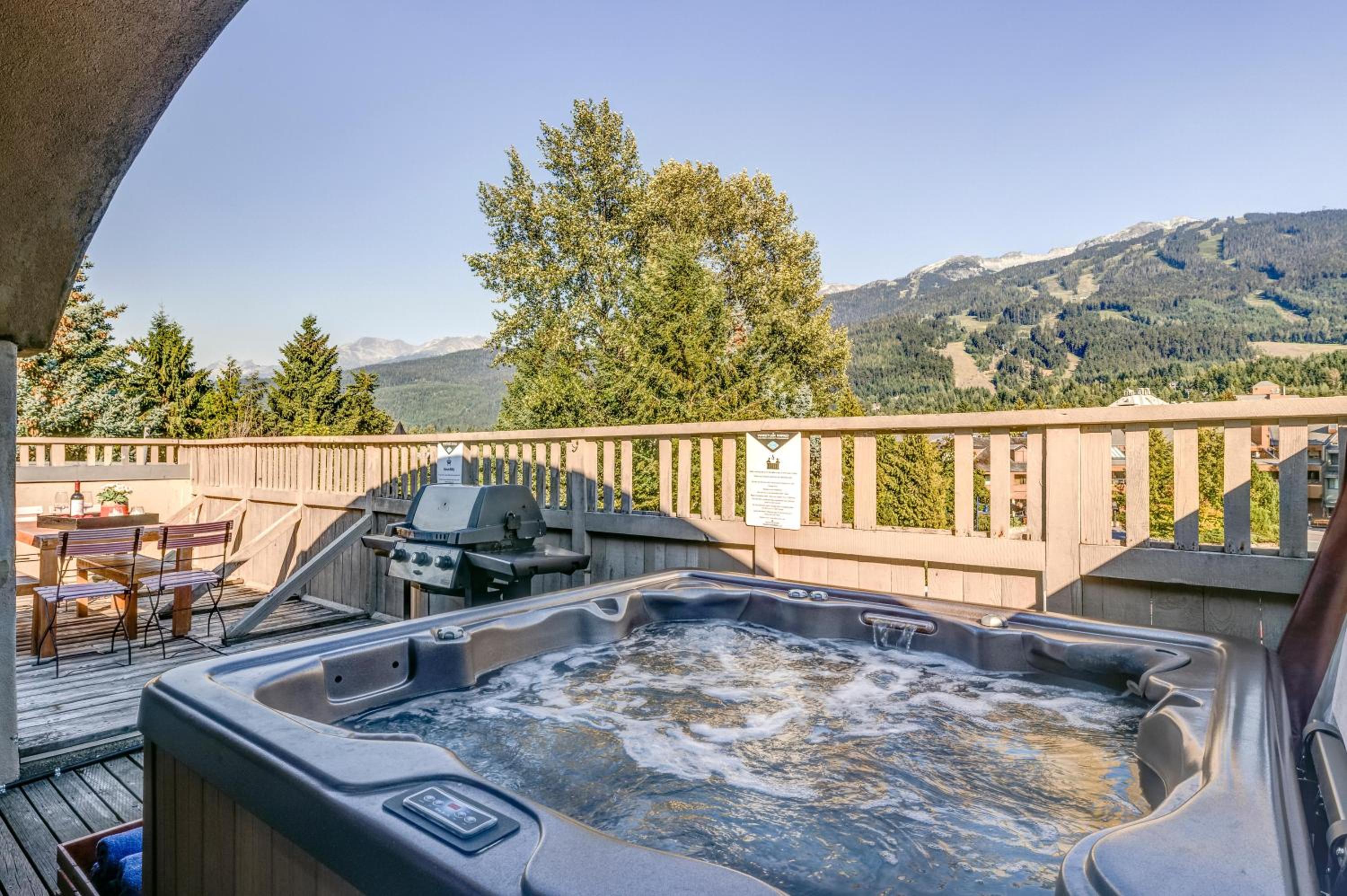 The Royal Suite - Village Penthouse, Private Hot Tub w Mountain Views, Sauna, Gas Fireplace