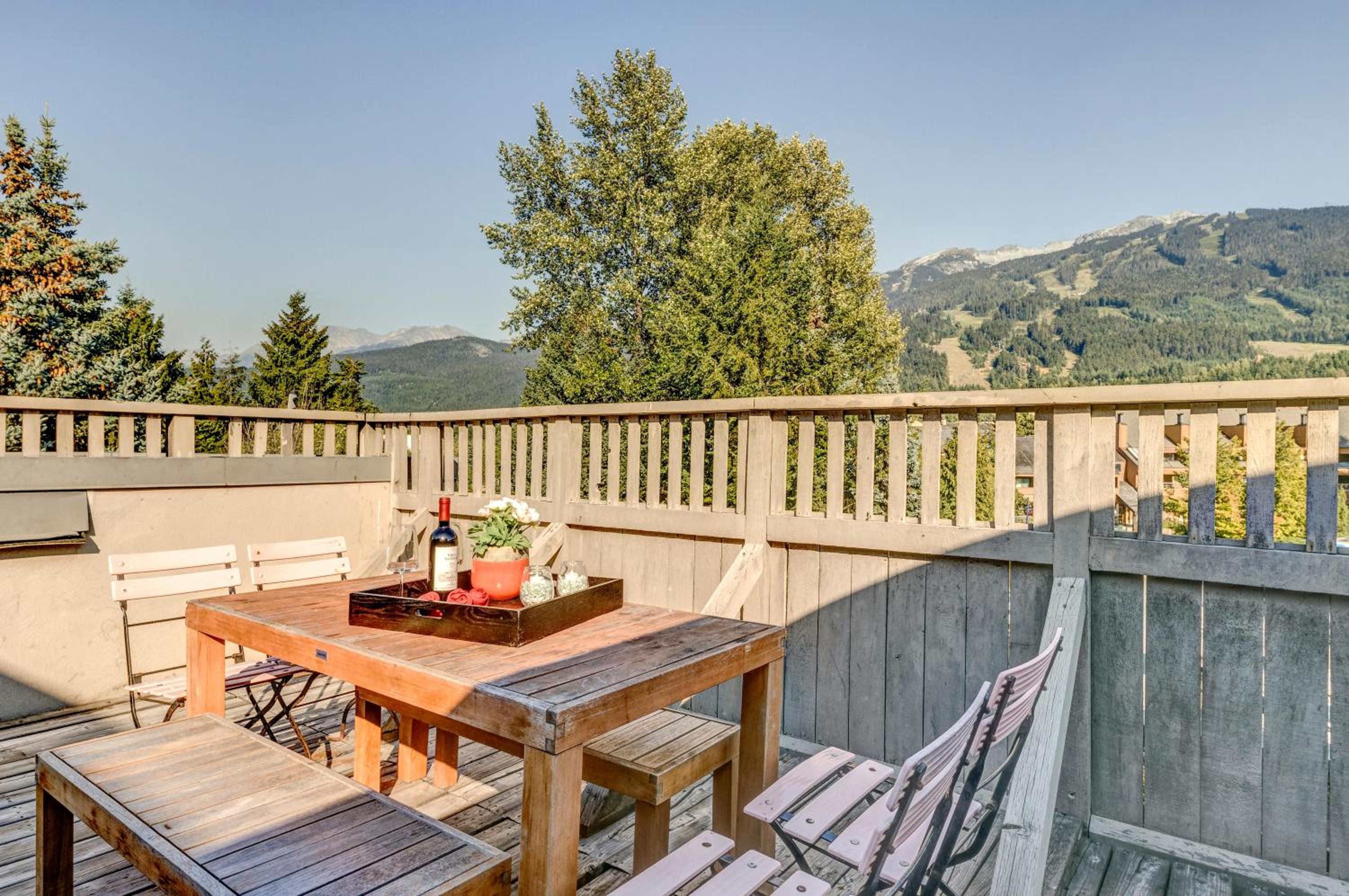 The Royal Suite - Village Penthouse, Private Hot Tub w Mountain Views, Sauna, Gas Fireplace