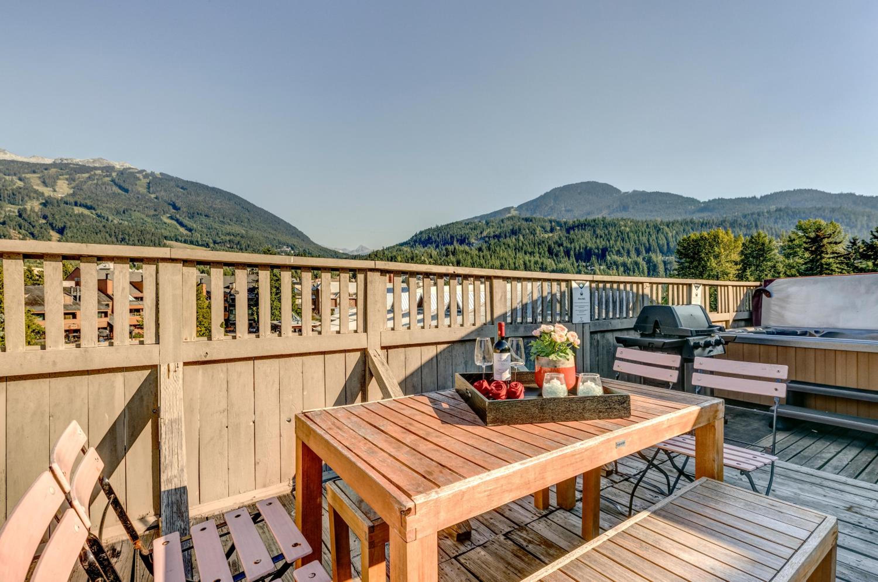 The Royal Suite - Village Penthouse, Private Hot Tub w Mountain Views, Sauna, Gas Fireplace