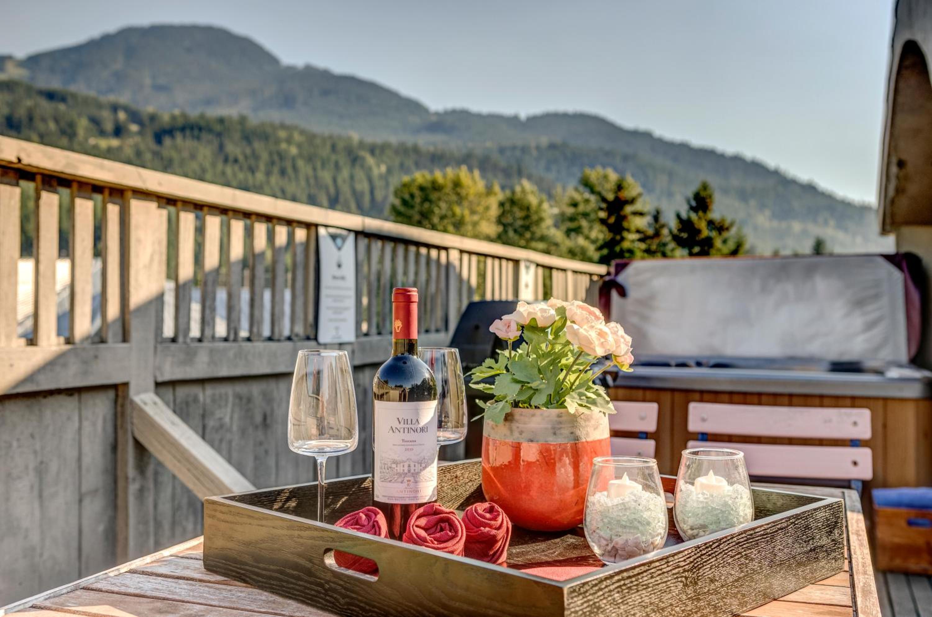 The Royal Suite - Village Penthouse, Private Hot Tub w Mountain Views, Sauna, Gas Fireplace