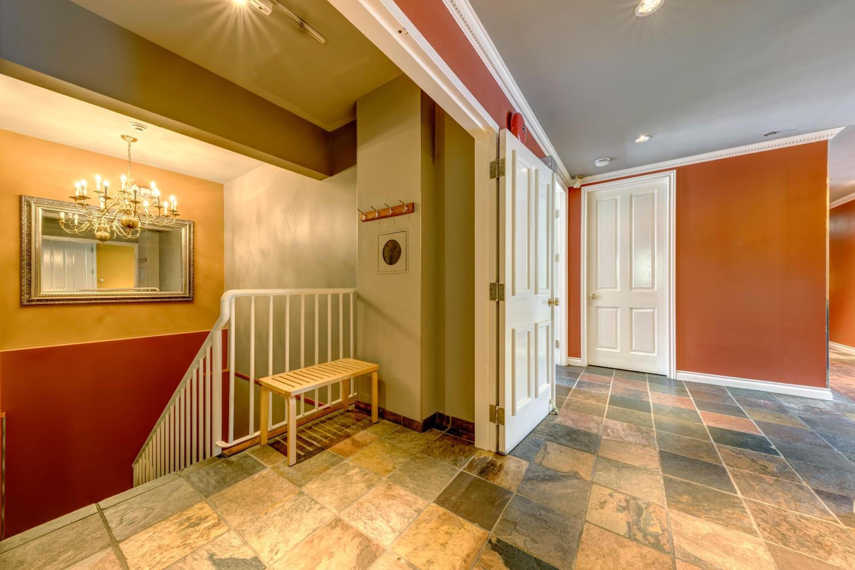 The Royal Suite - Village Penthouse, Private Hot Tub w Mountain Views, Sauna, Gas Fireplace