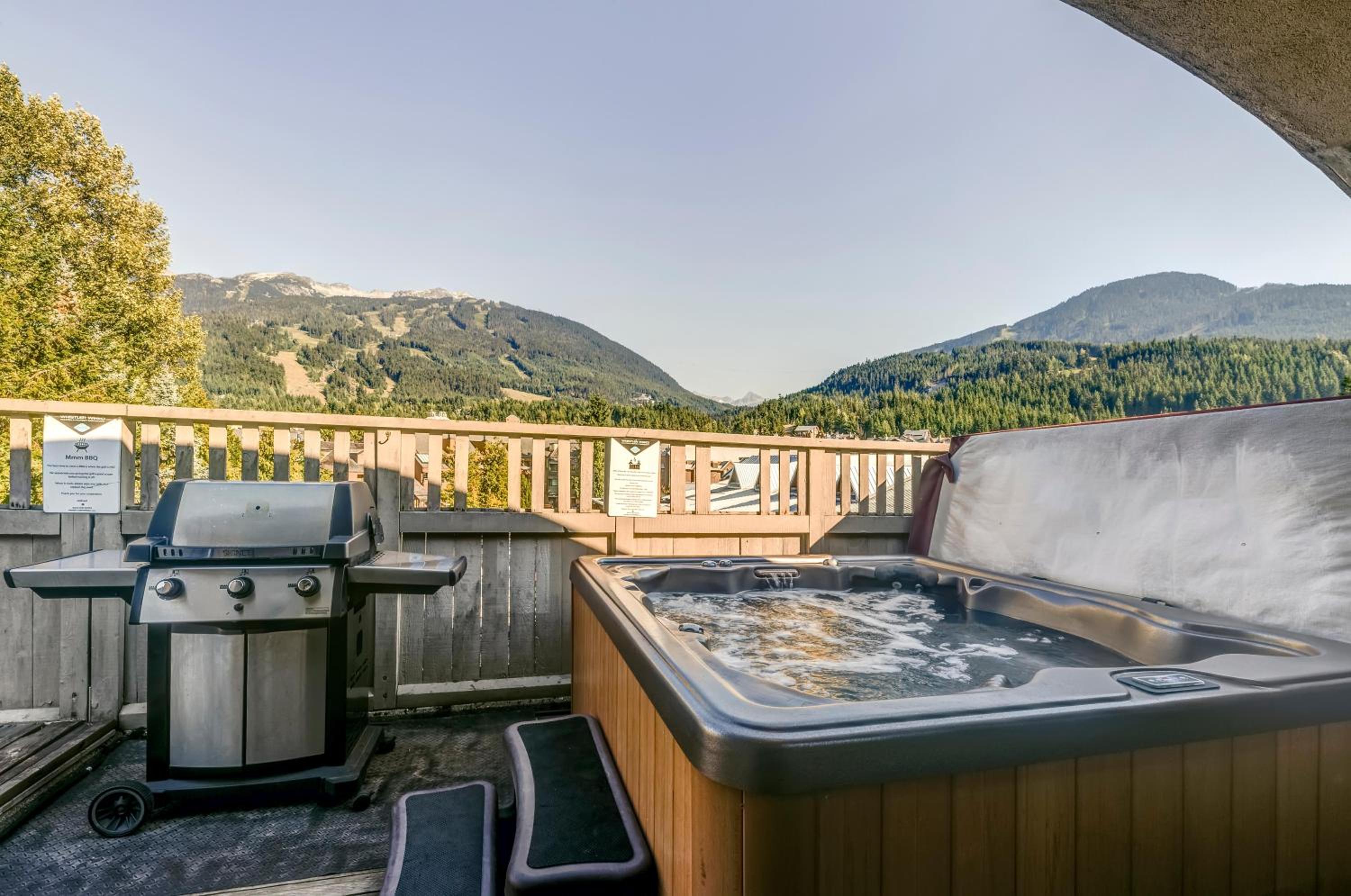 The Royal Suite - Village Penthouse, Private Hot Tub w Mountain Views, Sauna, Gas Fireplace
