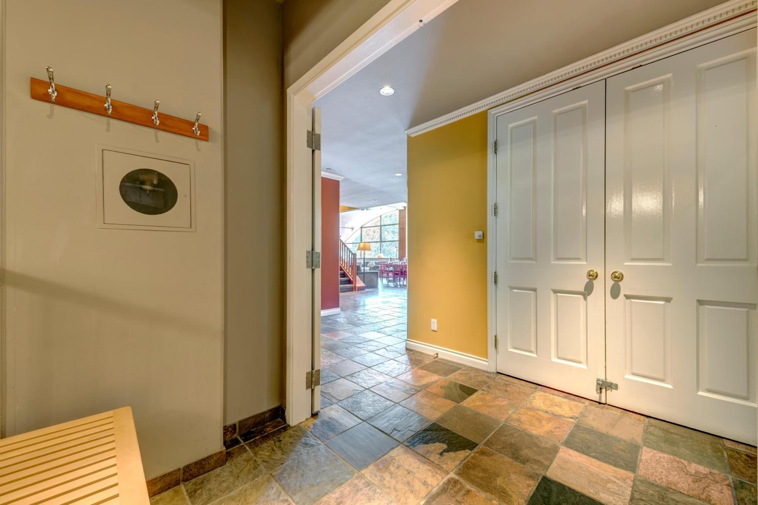 The Royal Suite - Village Penthouse, Private Hot Tub w Mountain Views, Sauna, Gas Fireplace