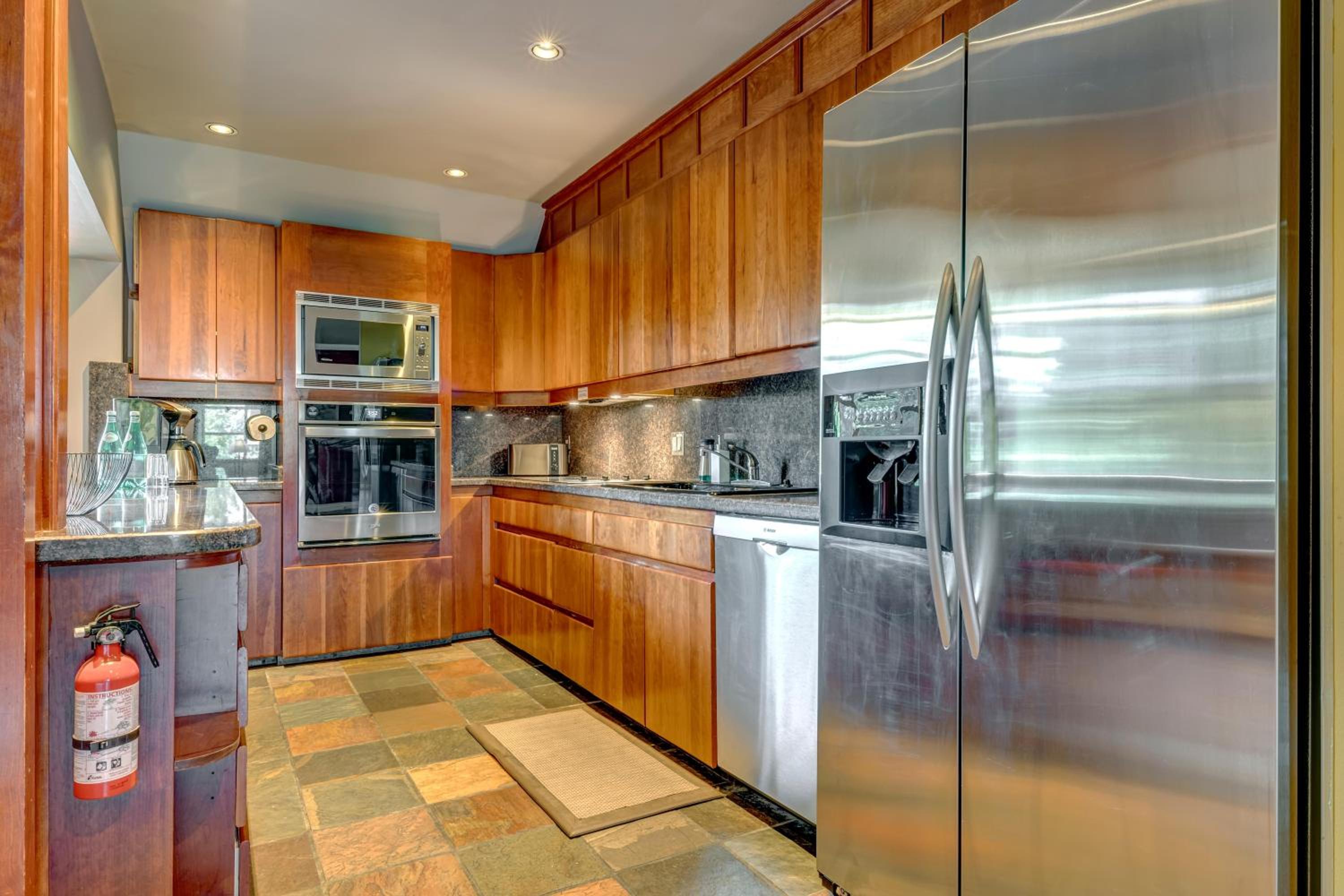 The Royal Suite - Village Penthouse, Private Hot Tub w Mountain Views, Sauna, Gas Fireplace