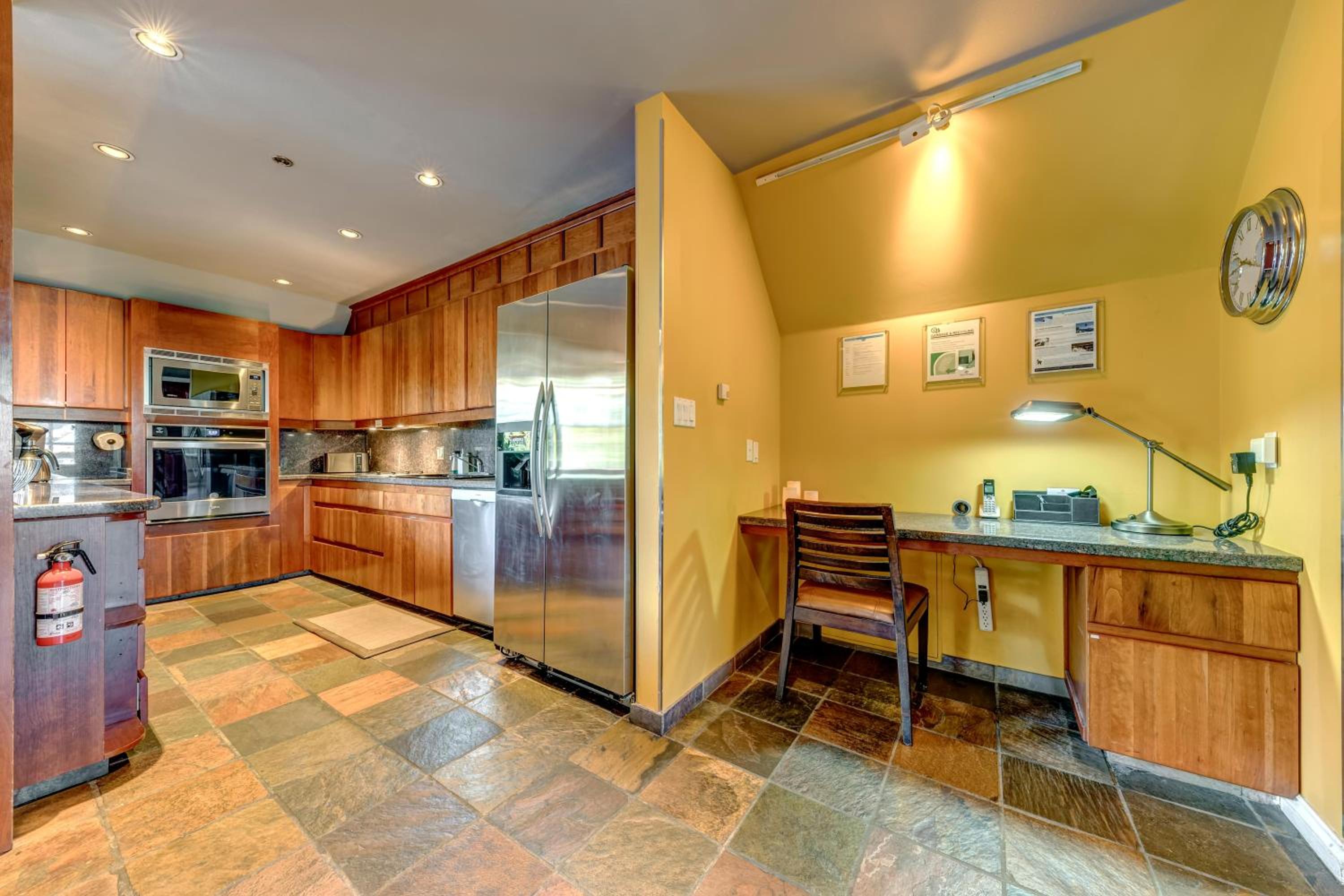 The Royal Suite - Village Penthouse, Private Hot Tub w Mountain Views, Sauna, Gas Fireplace