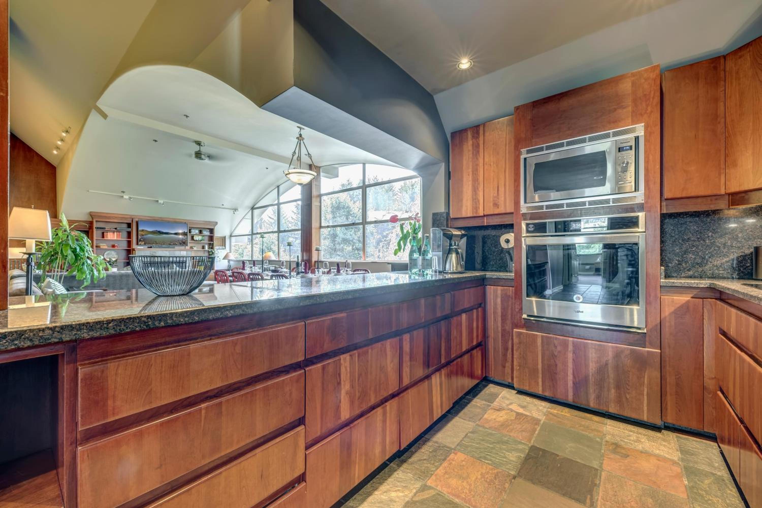 The Royal Suite - Village Penthouse, Private Hot Tub w Mountain Views, Sauna, Gas Fireplace