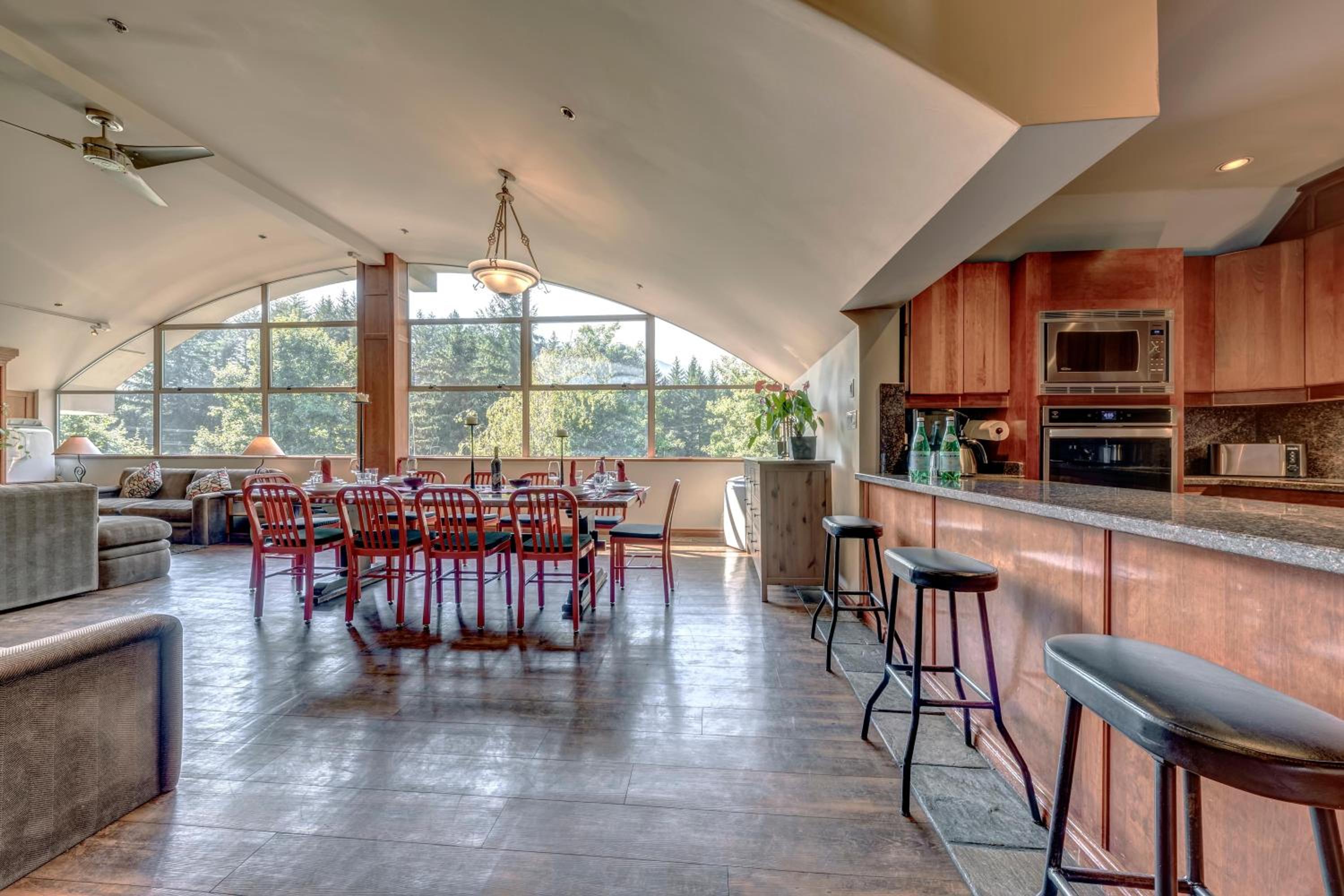 The Royal Suite - Village Penthouse, Private Hot Tub w Mountain Views, Sauna, Gas Fireplace