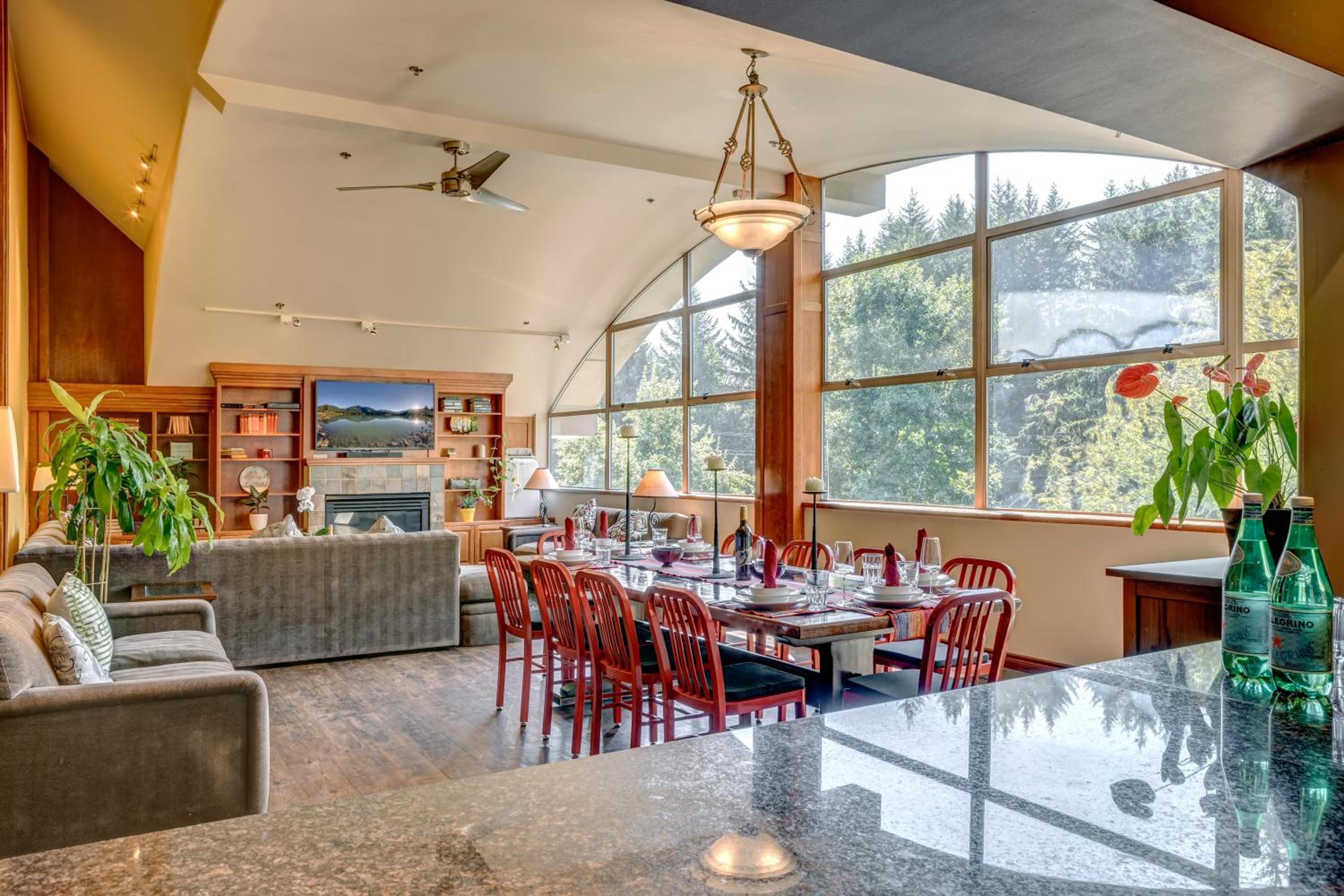 The Royal Suite - Village Penthouse, Private Hot Tub w Mountain Views, Sauna, Gas Fireplace