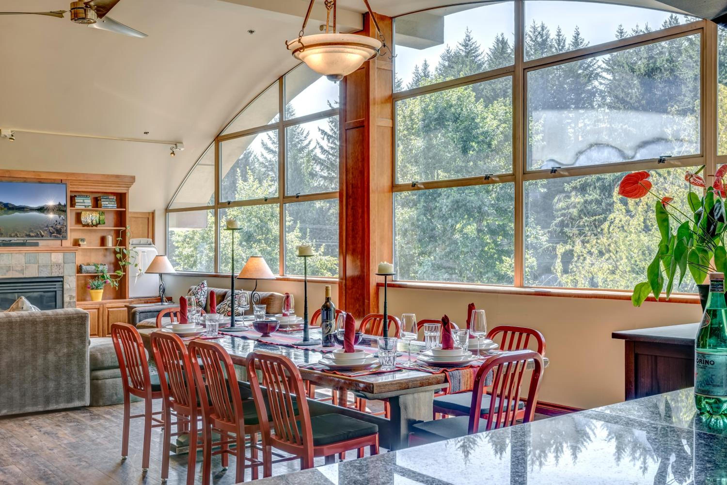 The Royal Suite - Village Penthouse, Private Hot Tub w Mountain Views, Sauna, Gas Fireplace