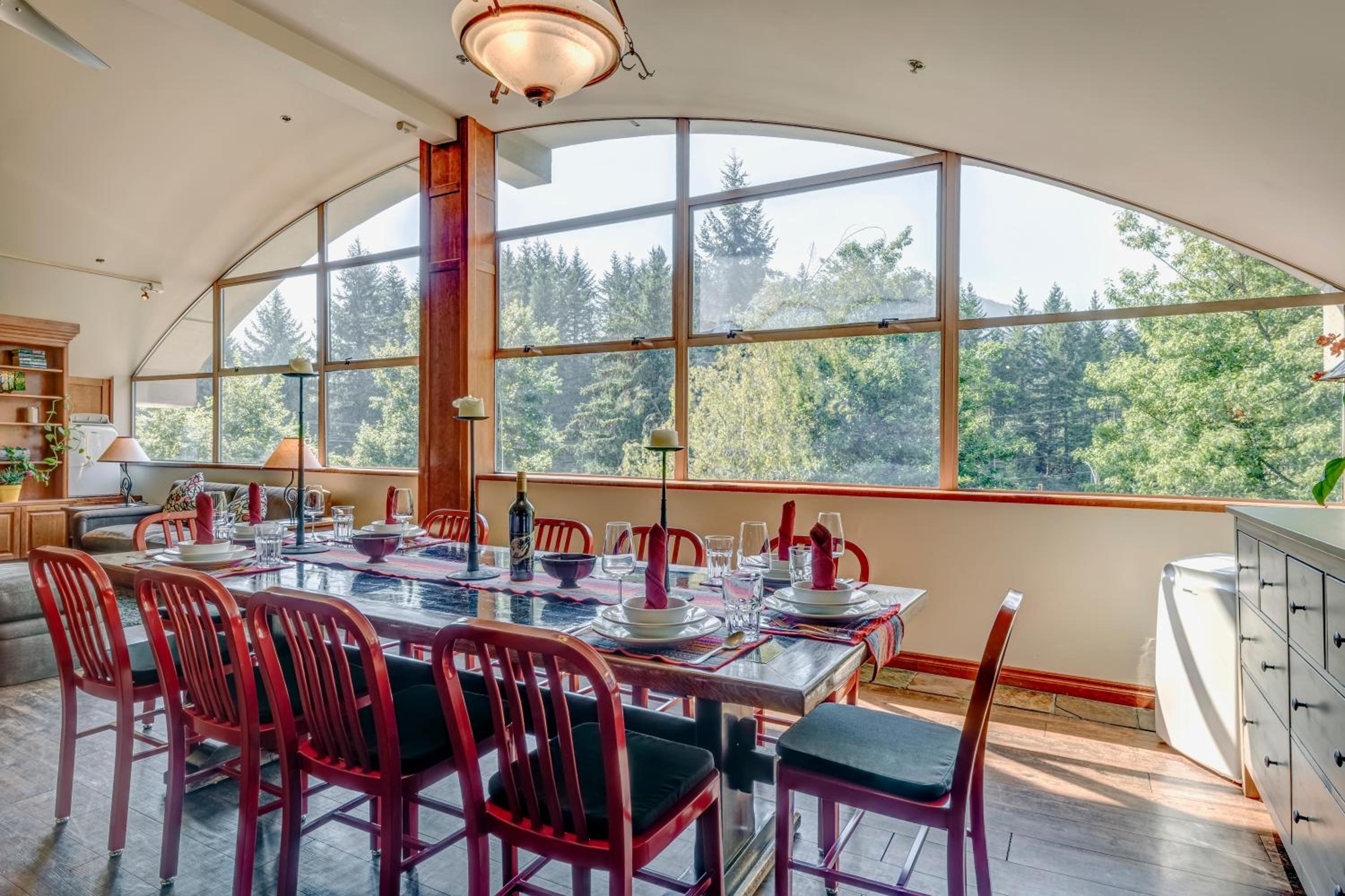 The Royal Suite - Village Penthouse, Private Hot Tub w Mountain Views, Sauna, Gas Fireplace