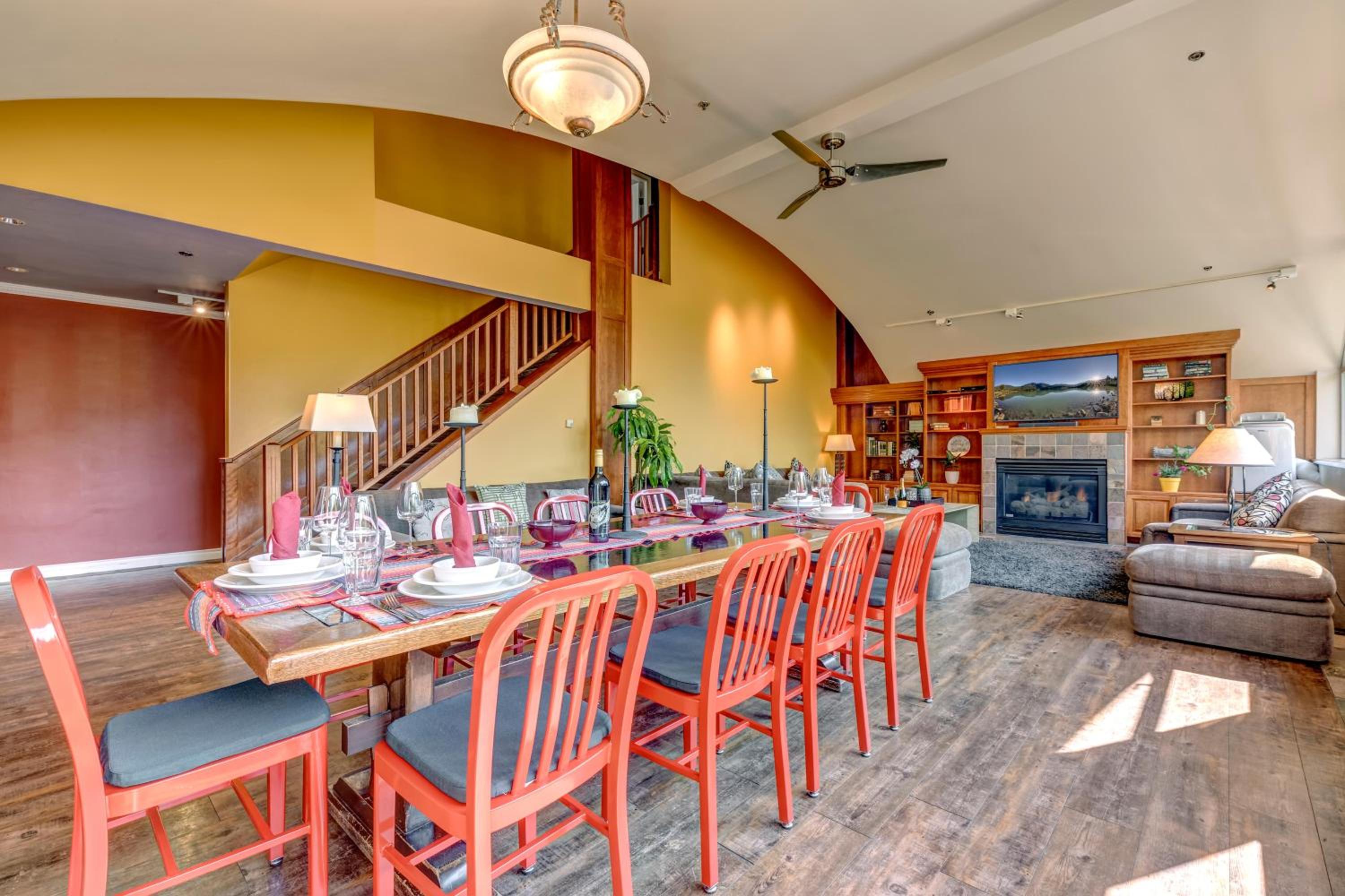 The Royal Suite - Village Penthouse, Private Hot Tub w Mountain Views, Sauna, Gas Fireplace