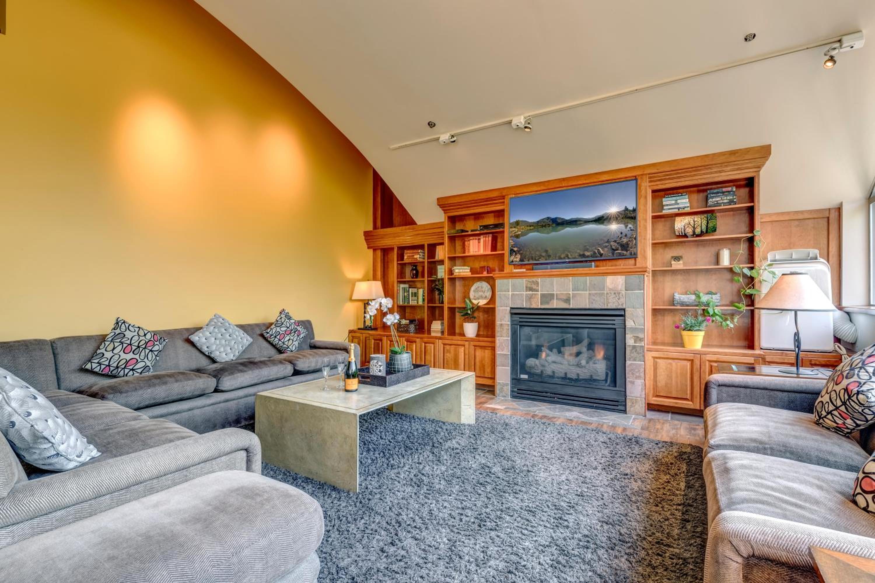 The Royal Suite - Village Penthouse, Private Hot Tub w Mountain Views, Sauna, Gas Fireplace
