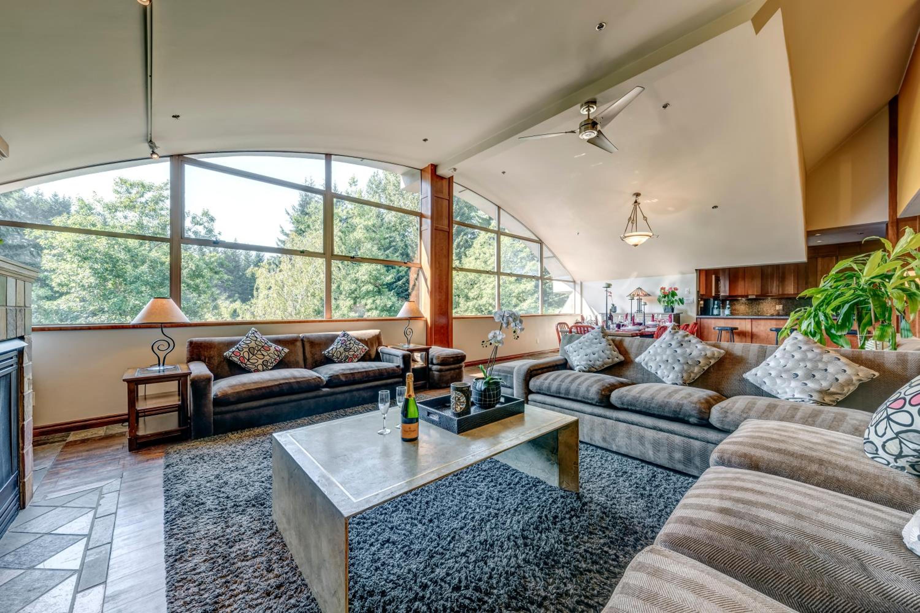 The Royal Suite - Village Penthouse, Private Hot Tub w Mountain Views, Sauna, Gas Fireplace