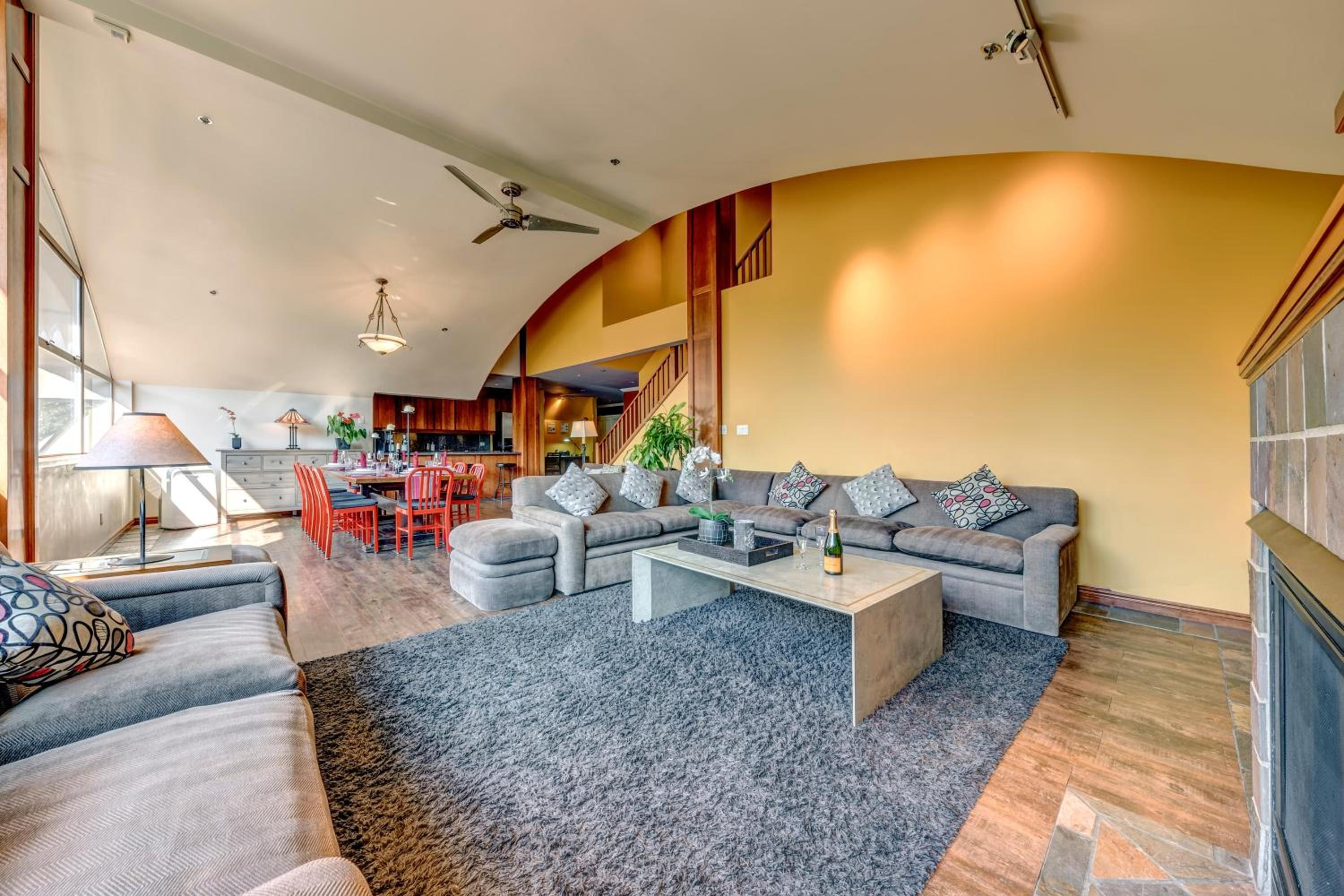 The Royal Suite - Village Penthouse, Private Hot Tub w Mountain Views, Sauna, Gas Fireplace