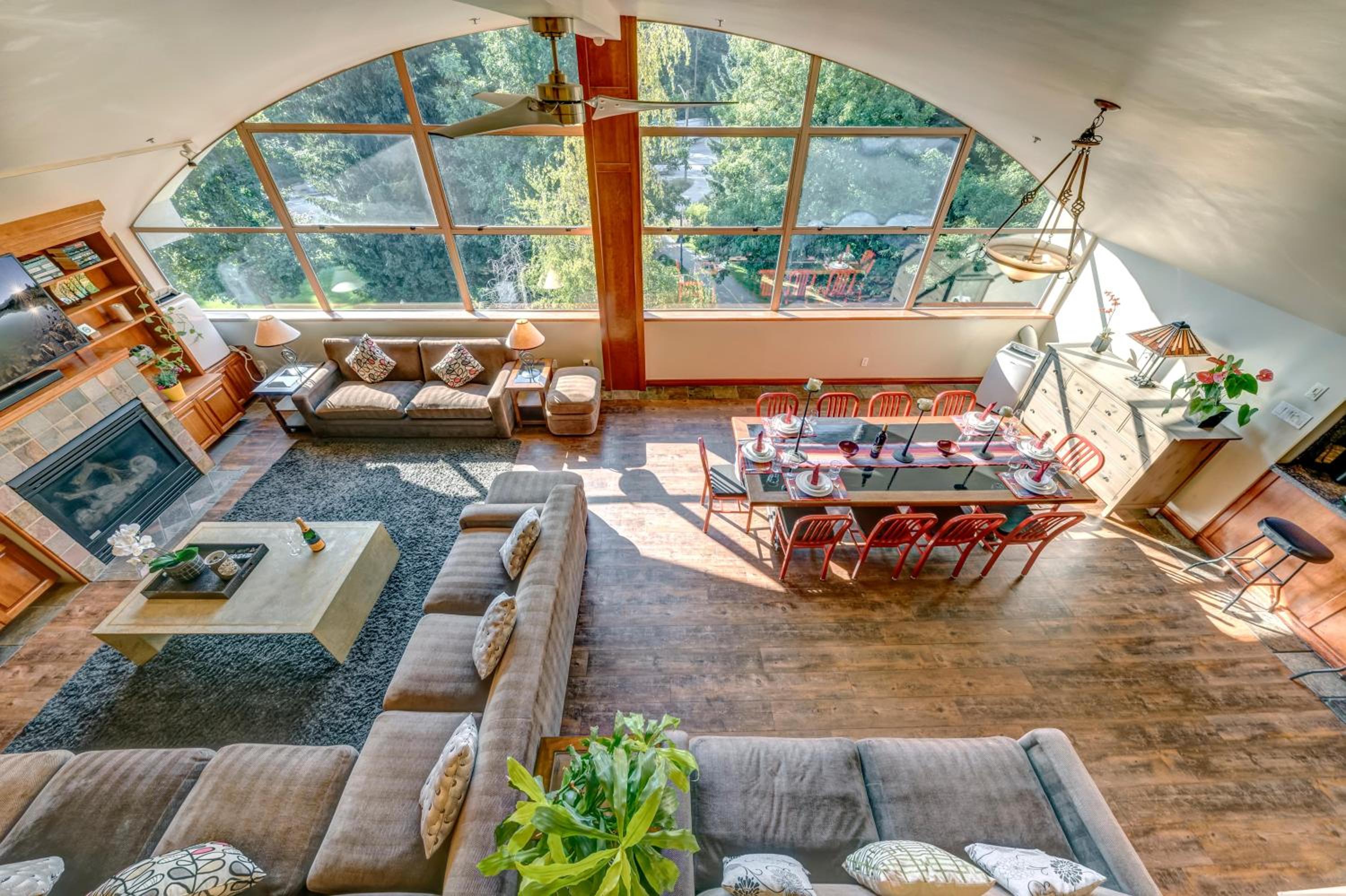 The Royal Suite - Village Penthouse, Private Hot Tub w Mountain Views, Sauna, Gas Fireplace