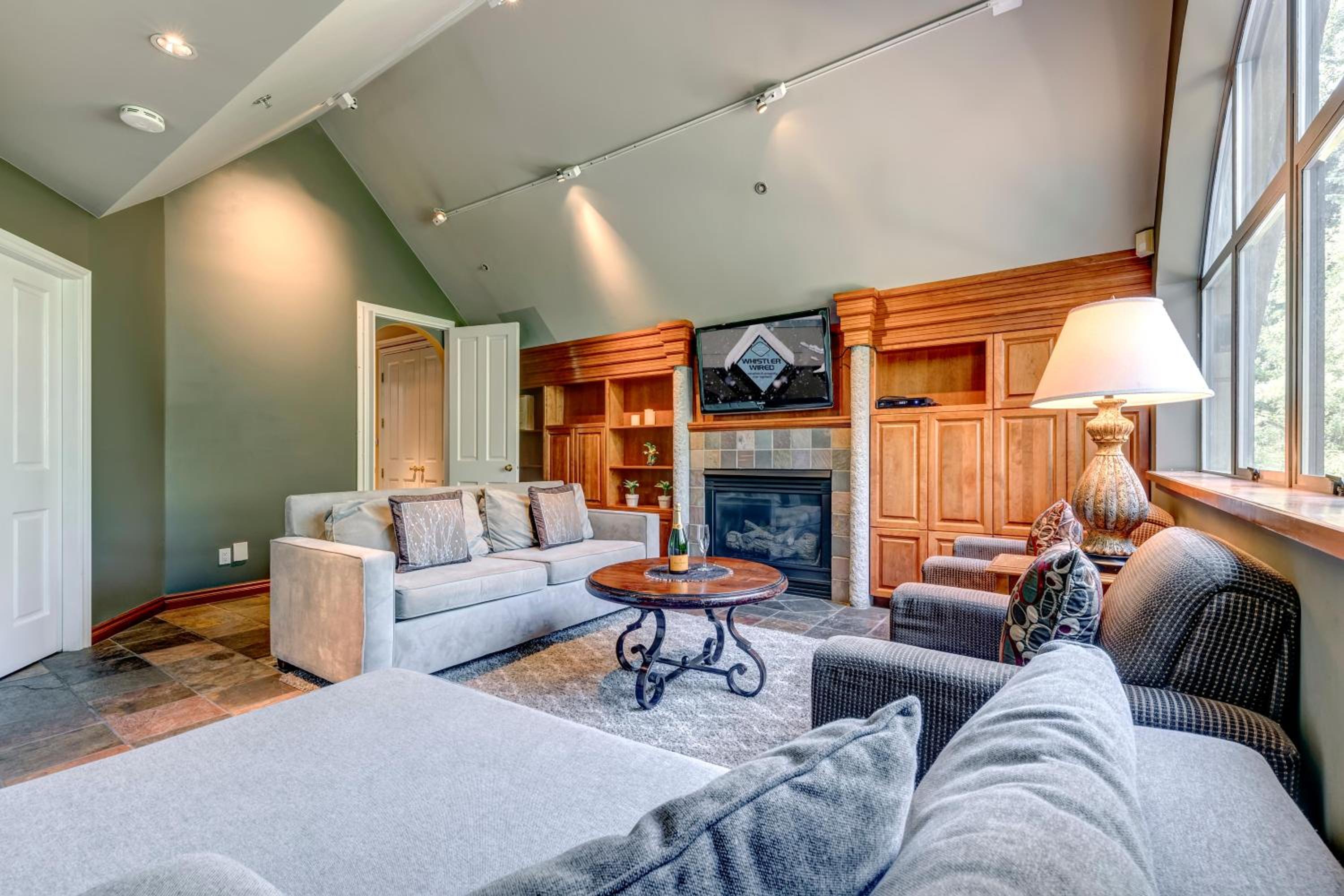 The Royal Suite - Village Penthouse, Private Hot Tub w Mountain Views, Sauna, Gas Fireplace