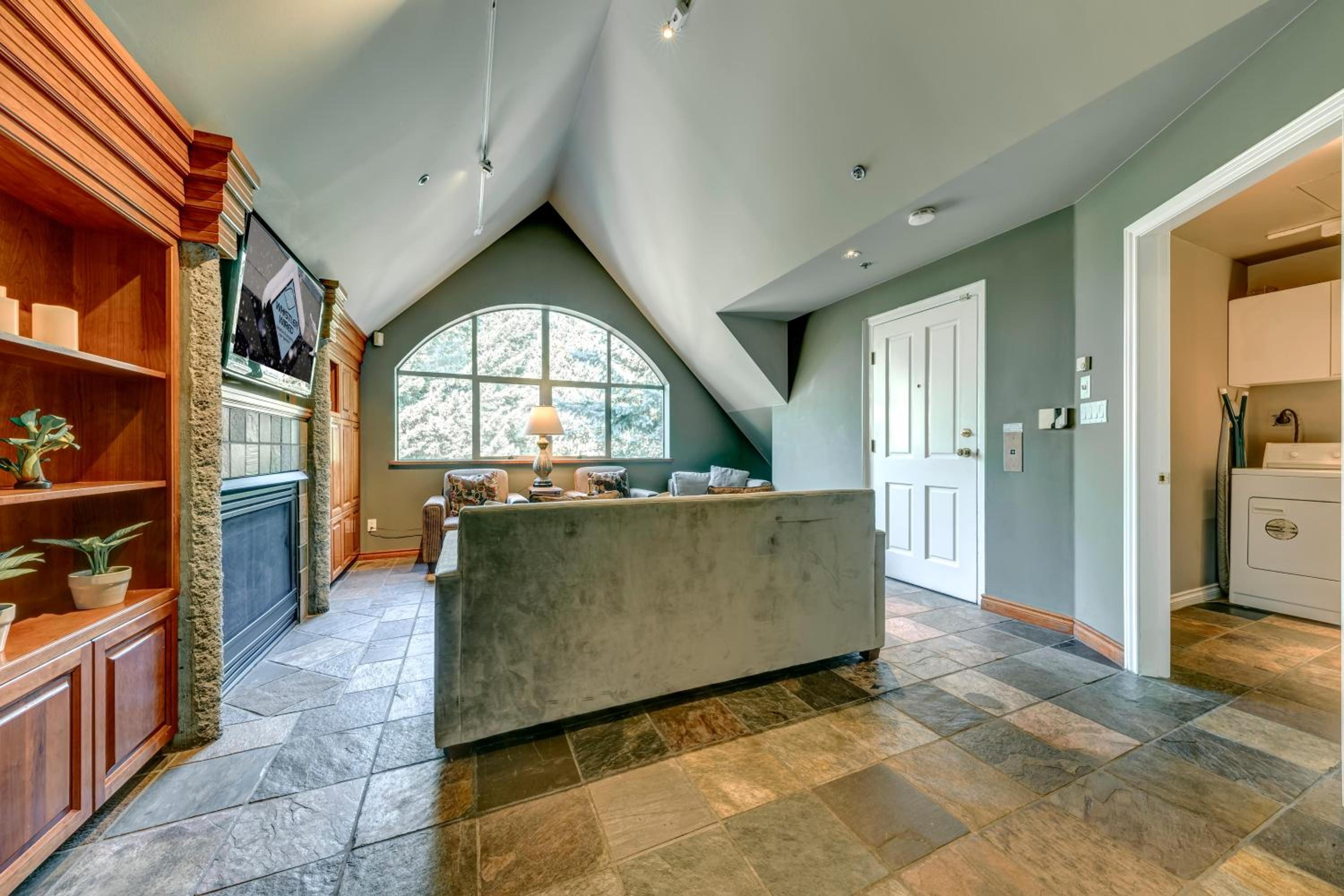 The Royal Suite - Village Penthouse, Private Hot Tub w Mountain Views, Sauna, Gas Fireplace