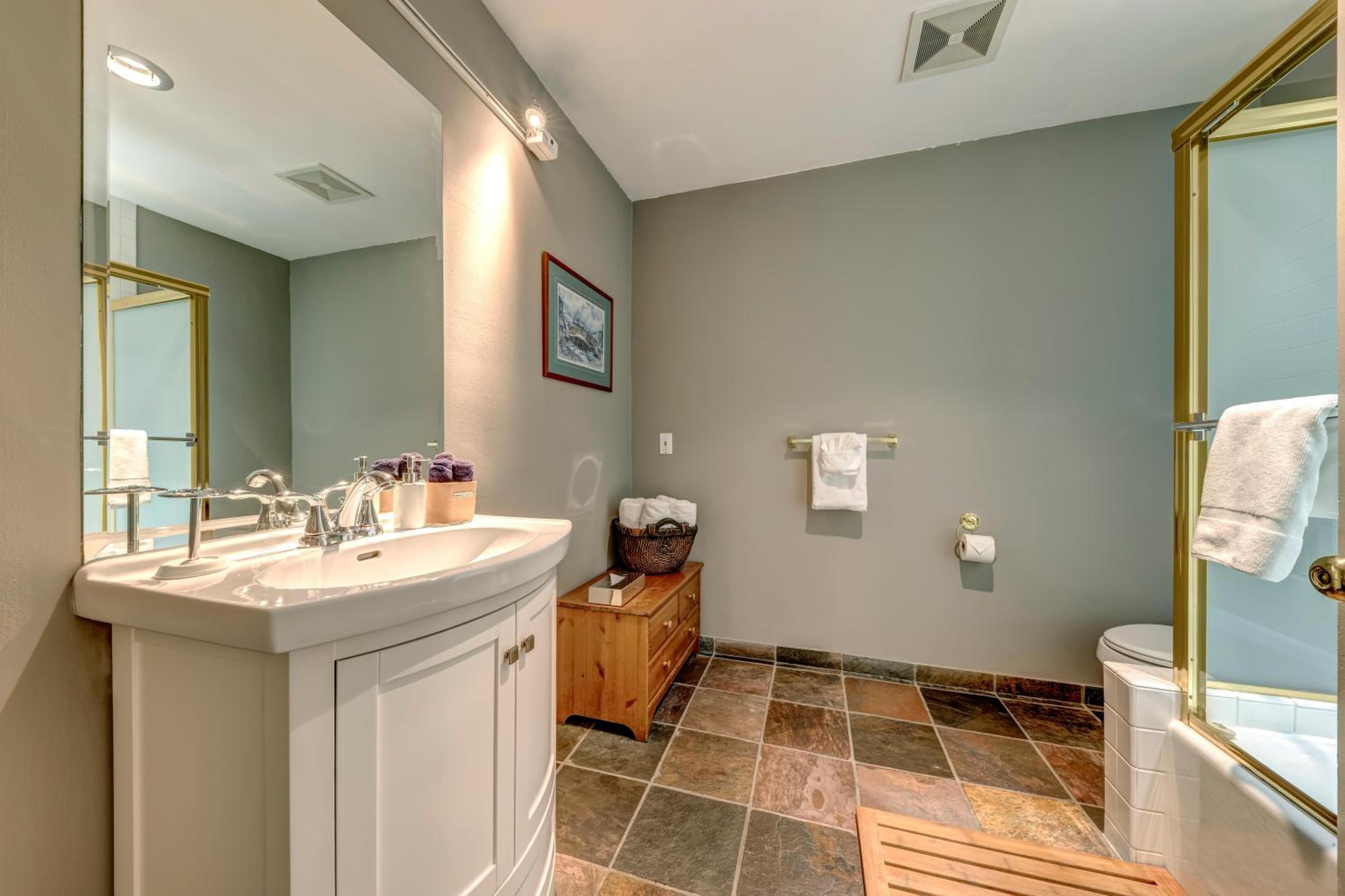 The Royal Suite - Village Penthouse, Private Hot Tub w Mountain Views, Sauna, Gas Fireplace