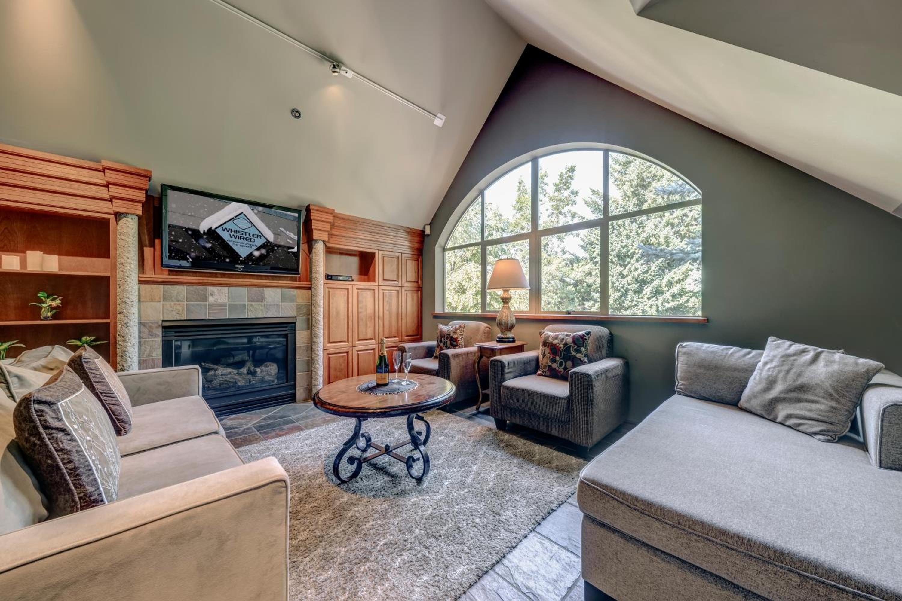 The Royal Suite - Village Penthouse, Private Hot Tub w Mountain Views, Sauna, Gas Fireplace
