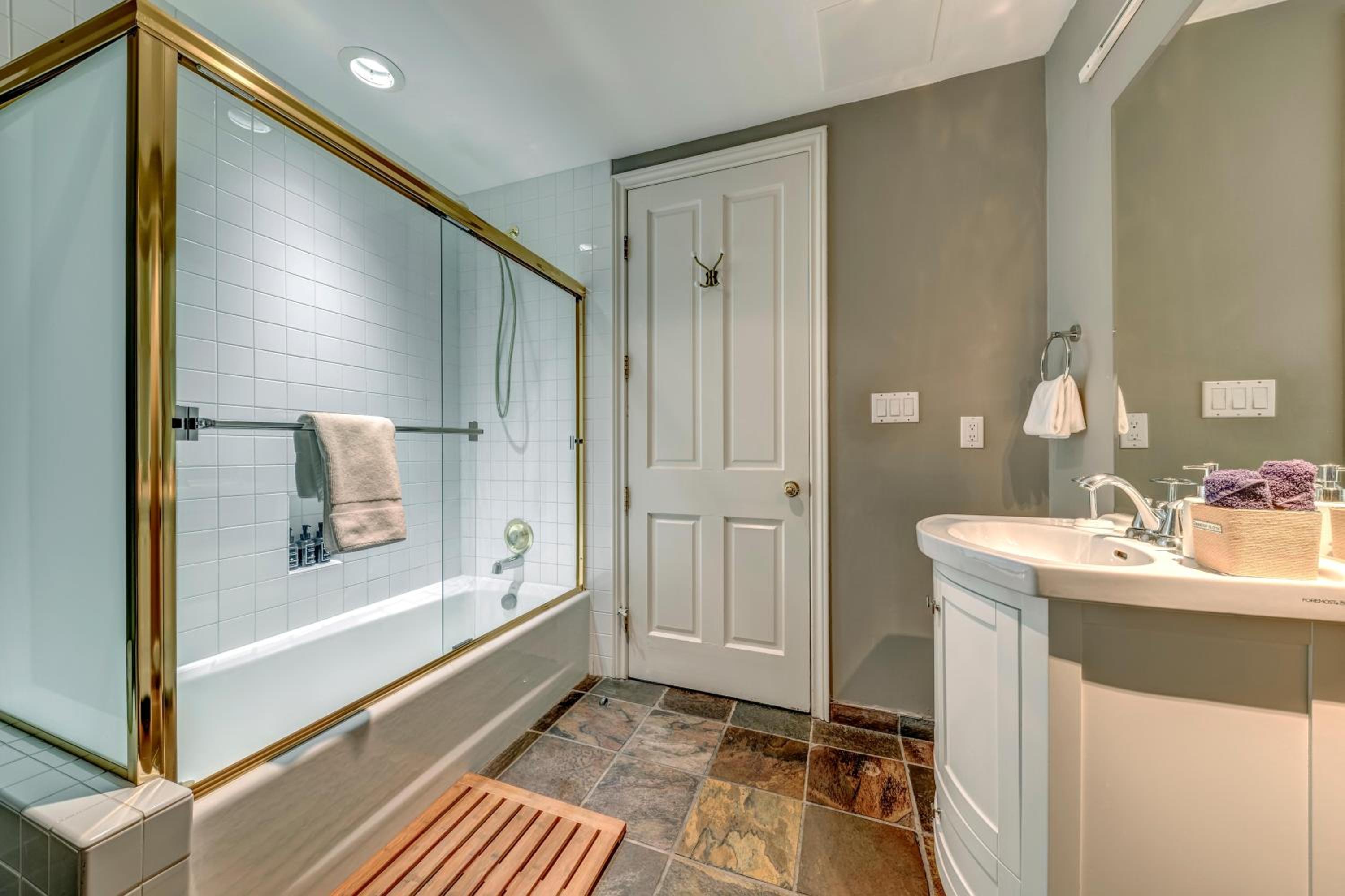 The Royal Suite - Village Penthouse, Private Hot Tub w Mountain Views, Sauna, Gas Fireplace