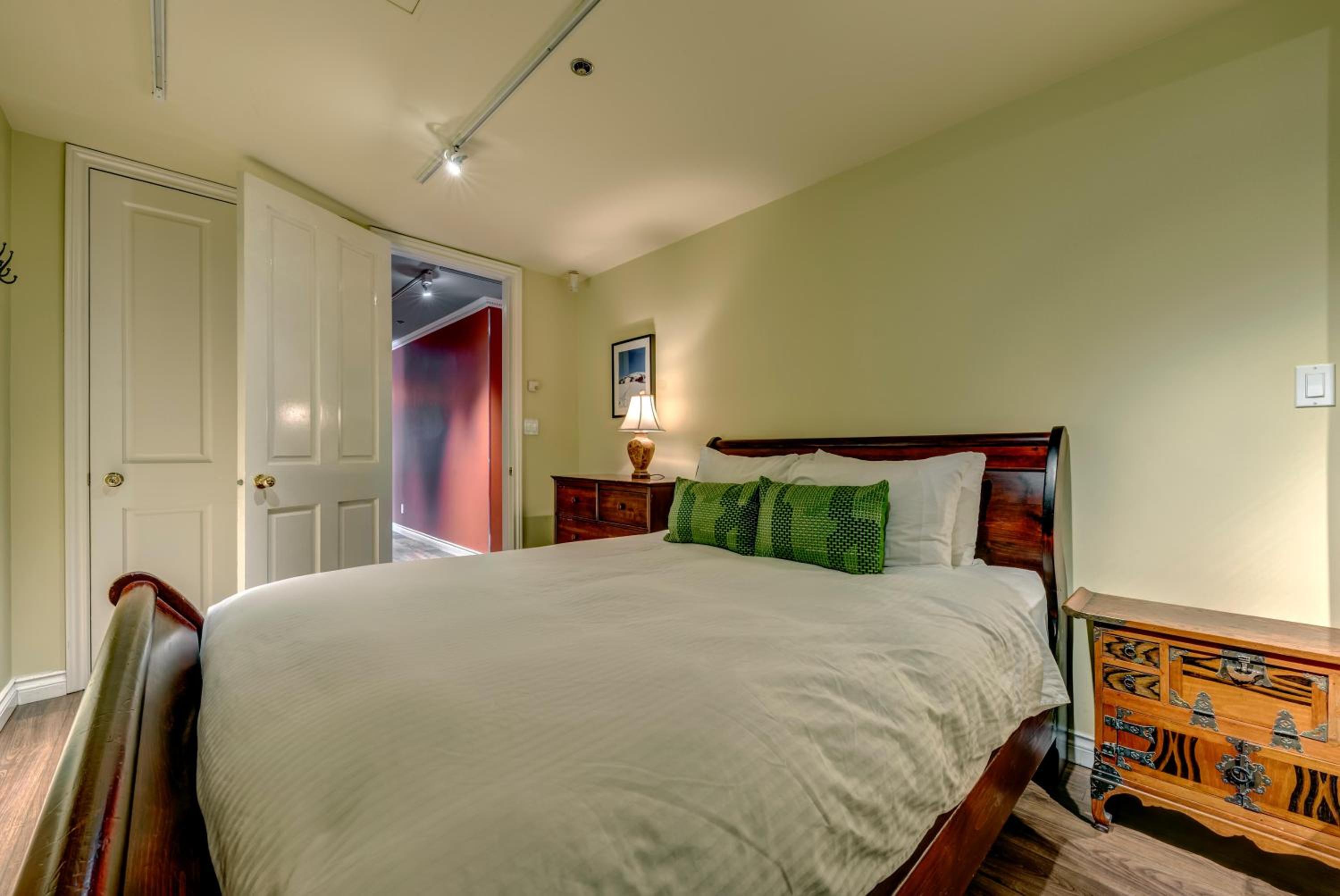 The Royal Suite - Village Penthouse, Private Hot Tub w Mountain Views, Sauna, Gas Fireplace