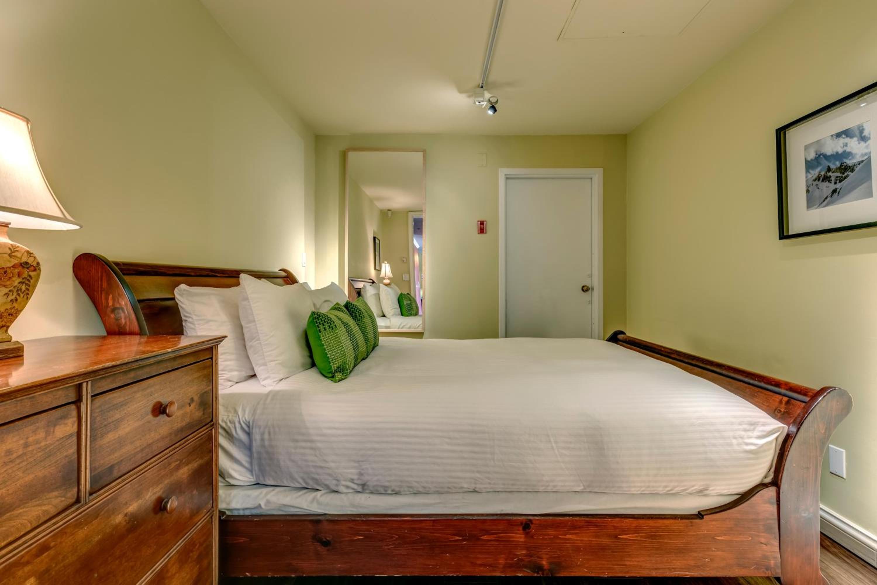 The Royal Suite - Village Penthouse, Private Hot Tub w Mountain Views, Sauna, Gas Fireplace