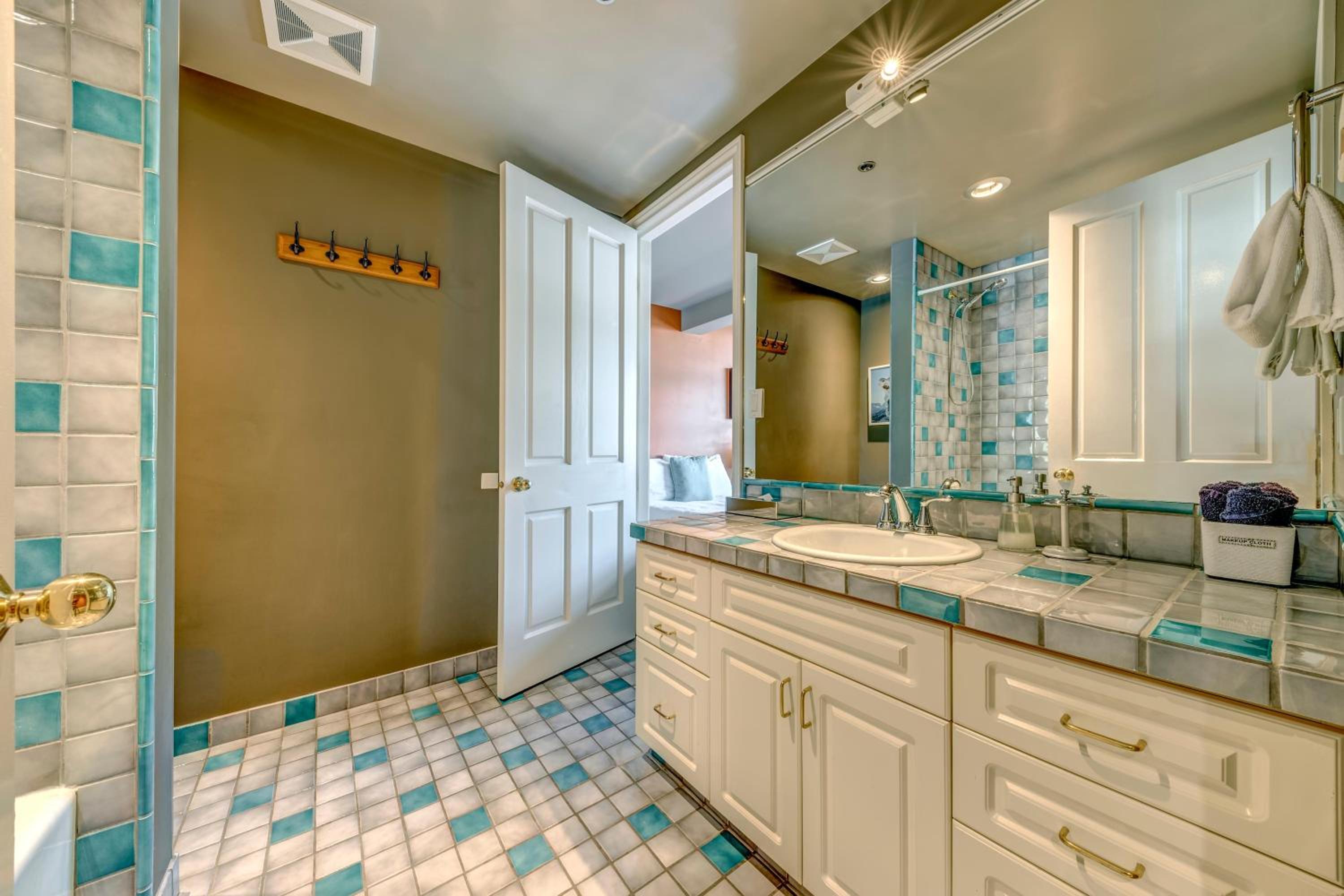 The Royal Suite - Village Penthouse, Private Hot Tub w Mountain Views, Sauna, Gas Fireplace