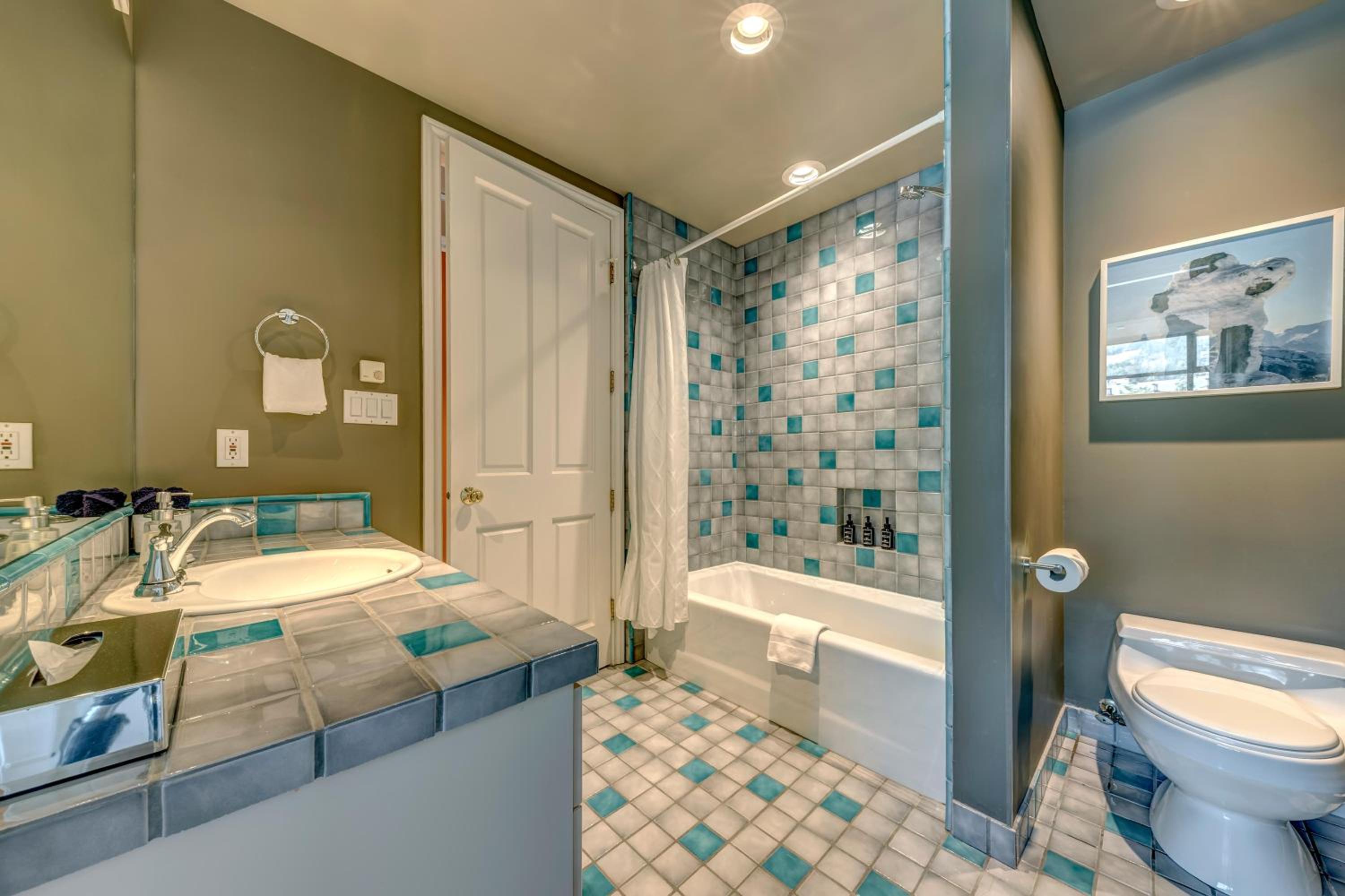 The Royal Suite - Village Penthouse, Private Hot Tub w Mountain Views, Sauna, Gas Fireplace