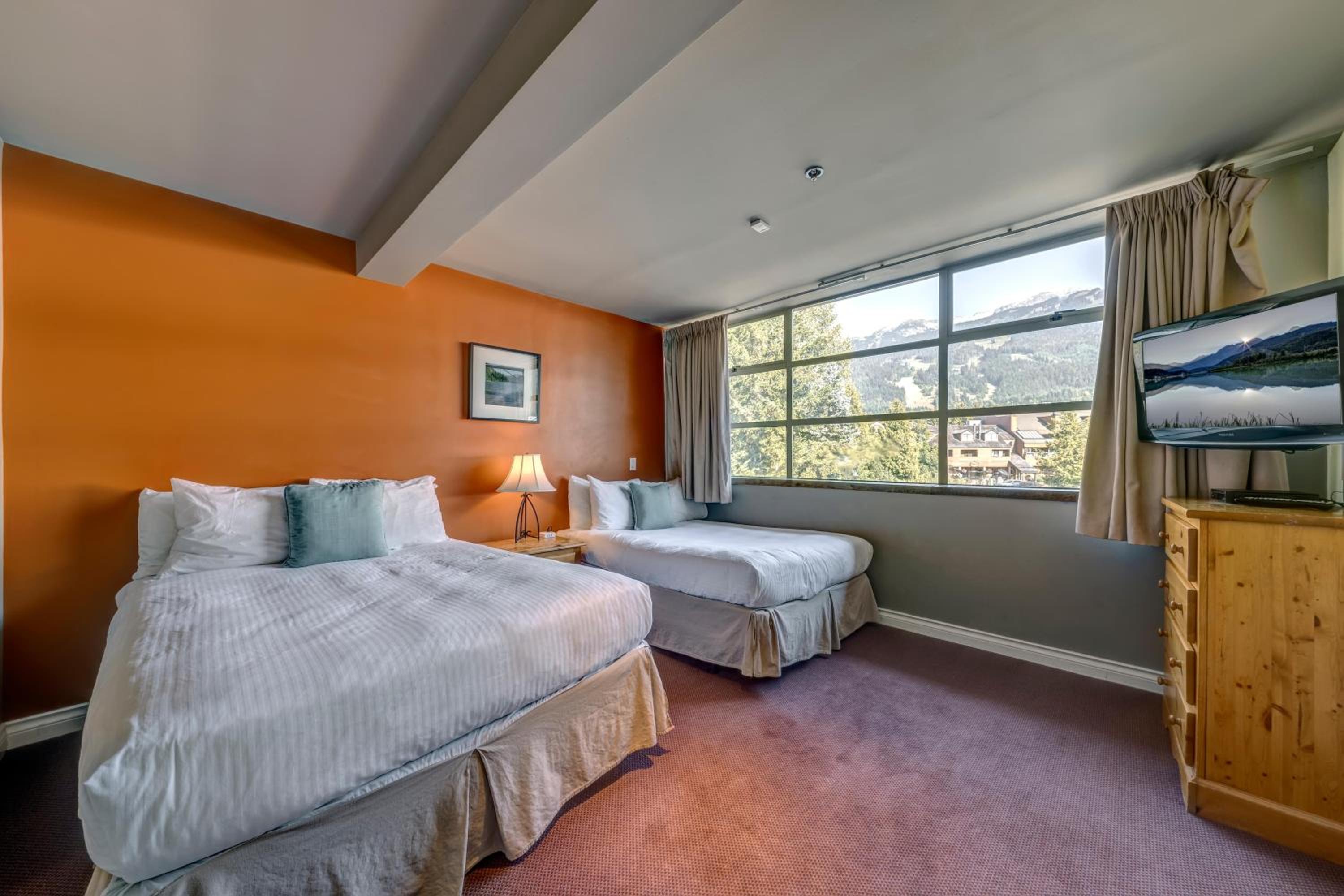 The Royal Suite - Village Penthouse, Private Hot Tub w Mountain Views, Sauna, Gas Fireplace