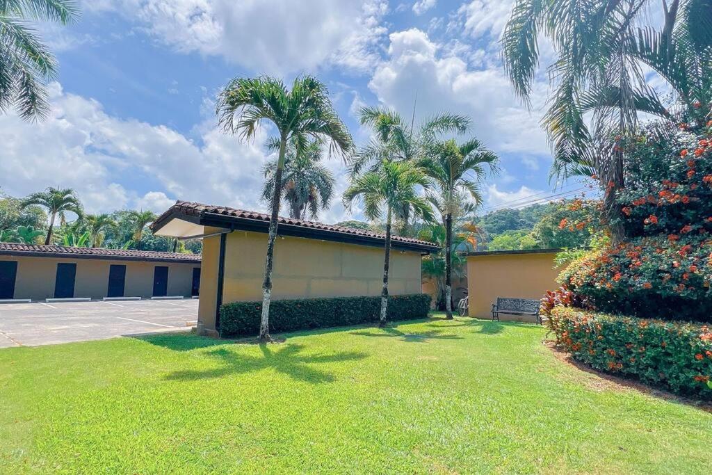 Condo Las Brisas near to Marina Herradura, free Pool and wifi