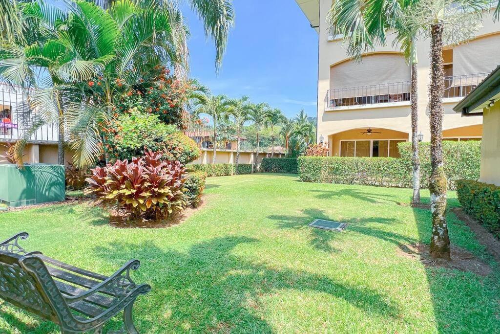 Condo Las Brisas near to Marina Herradura, free Pool and wifi