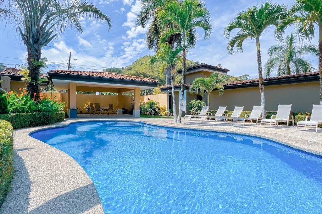Condo Las Brisas near to Marina Herradura, free Pool and wifi