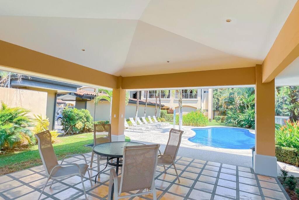 Condo Las Brisas near to Marina Herradura, free Pool and wifi