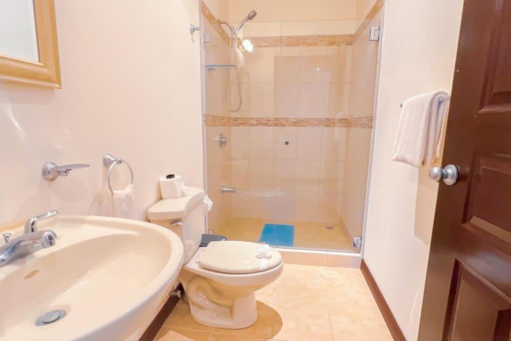 Condo Las Brisas near to Marina Herradura, free Pool and wifi