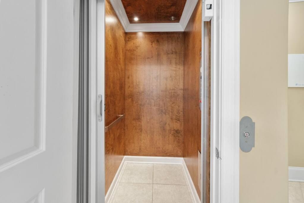 Summer Special, Lux 4BR House Sleeps 12, Pool, Elevator, King bed, photo 17