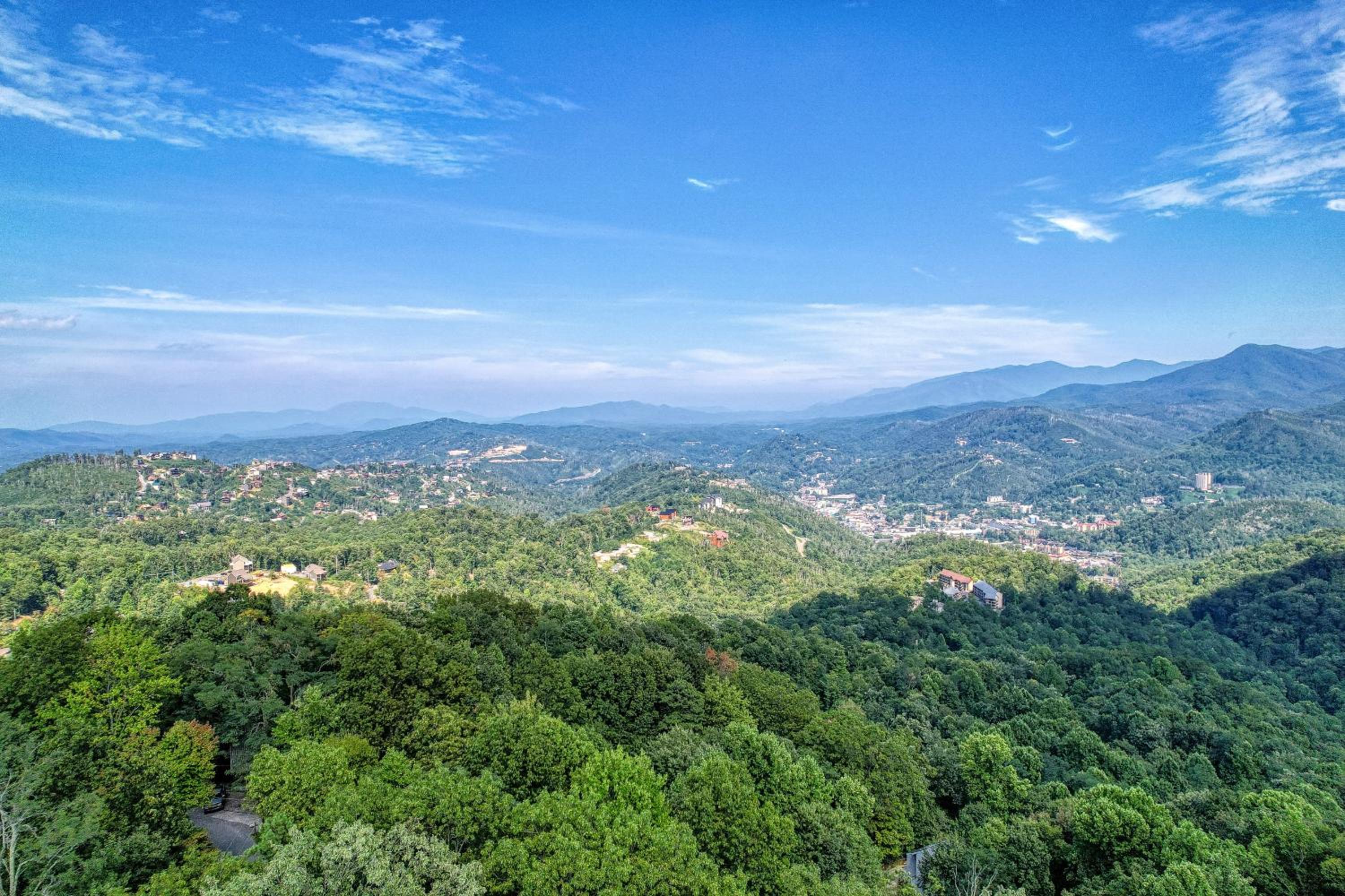 Bearadise - Sleeps 11 with a game room and resort amenities near Ober Gatlinburg