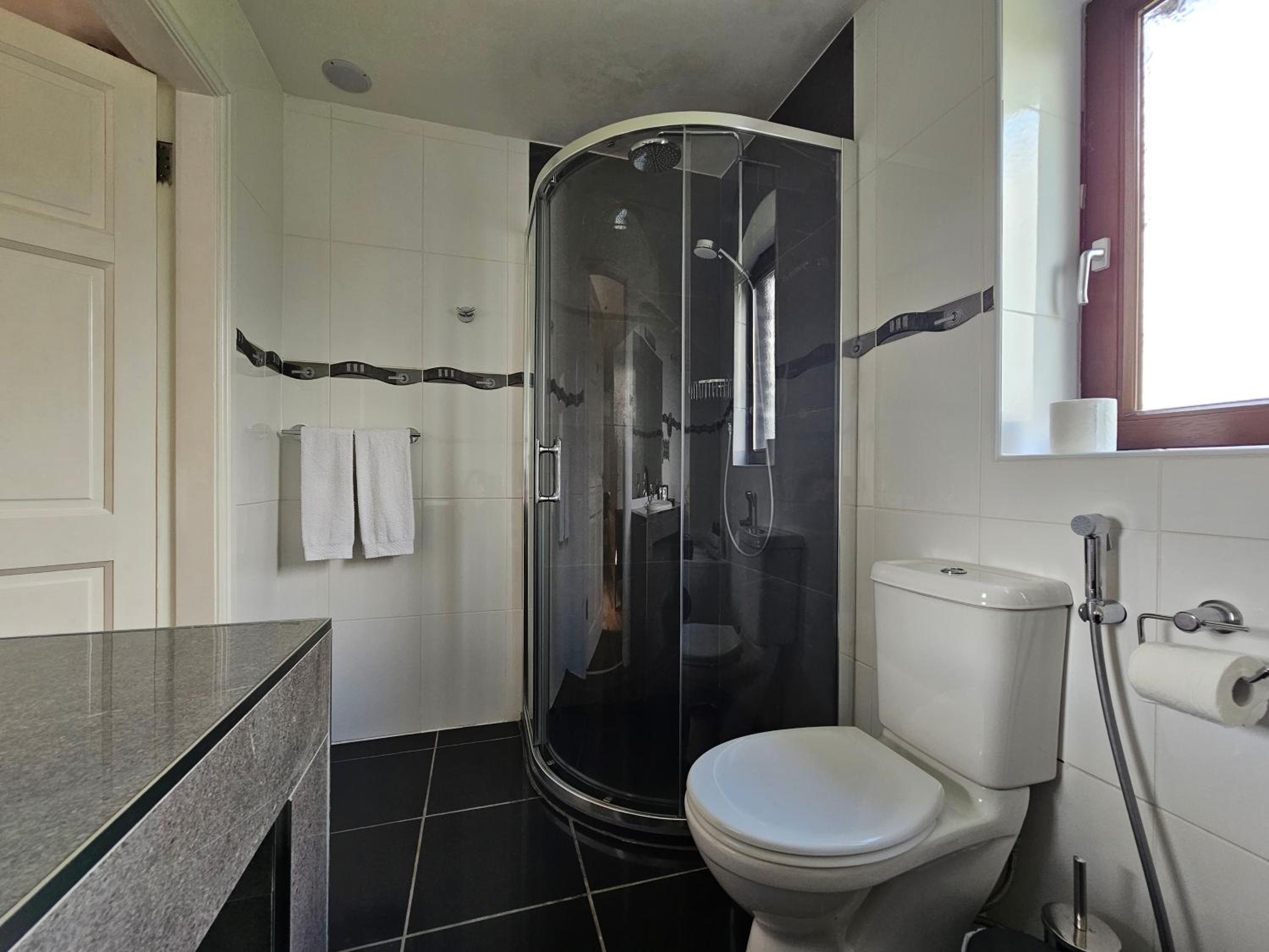 Fuchsia Lodge - New Luxury 5* Beachside Lodge with Sauna - 4 beds ensuite - Spectacular Location view 2