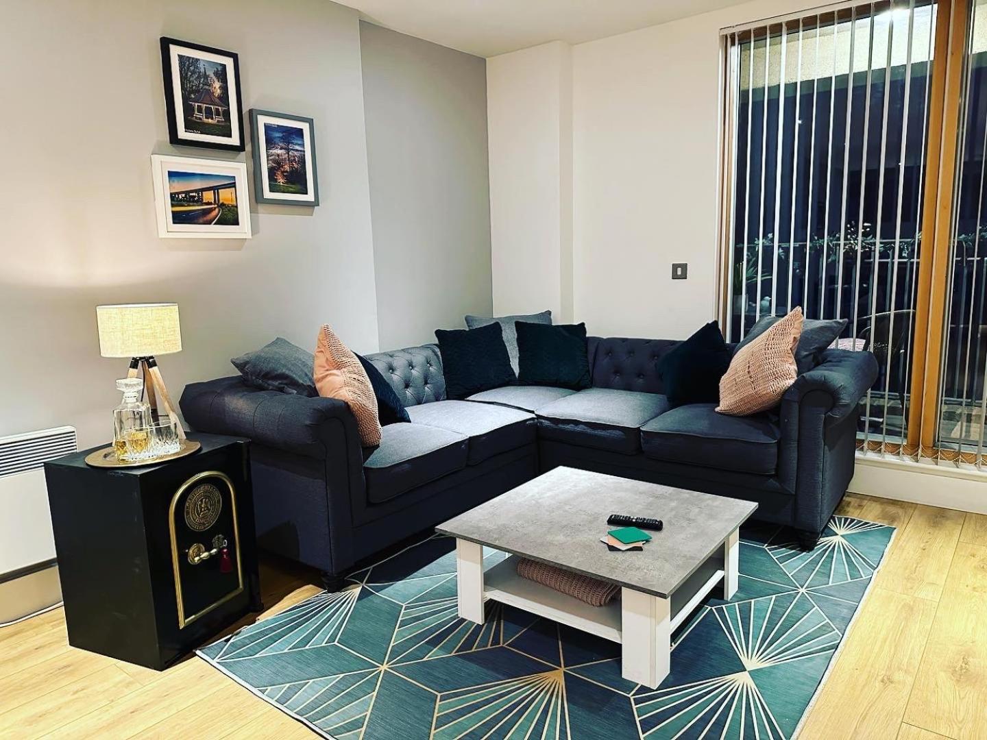 Spacious Luxury Waterfront Apartment