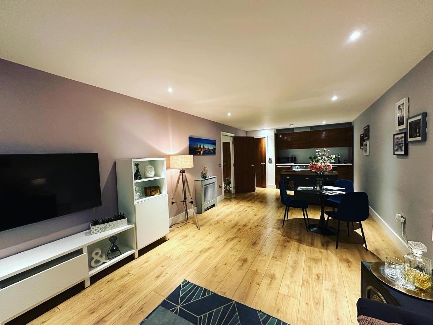Spacious Luxury Waterfront Apartment